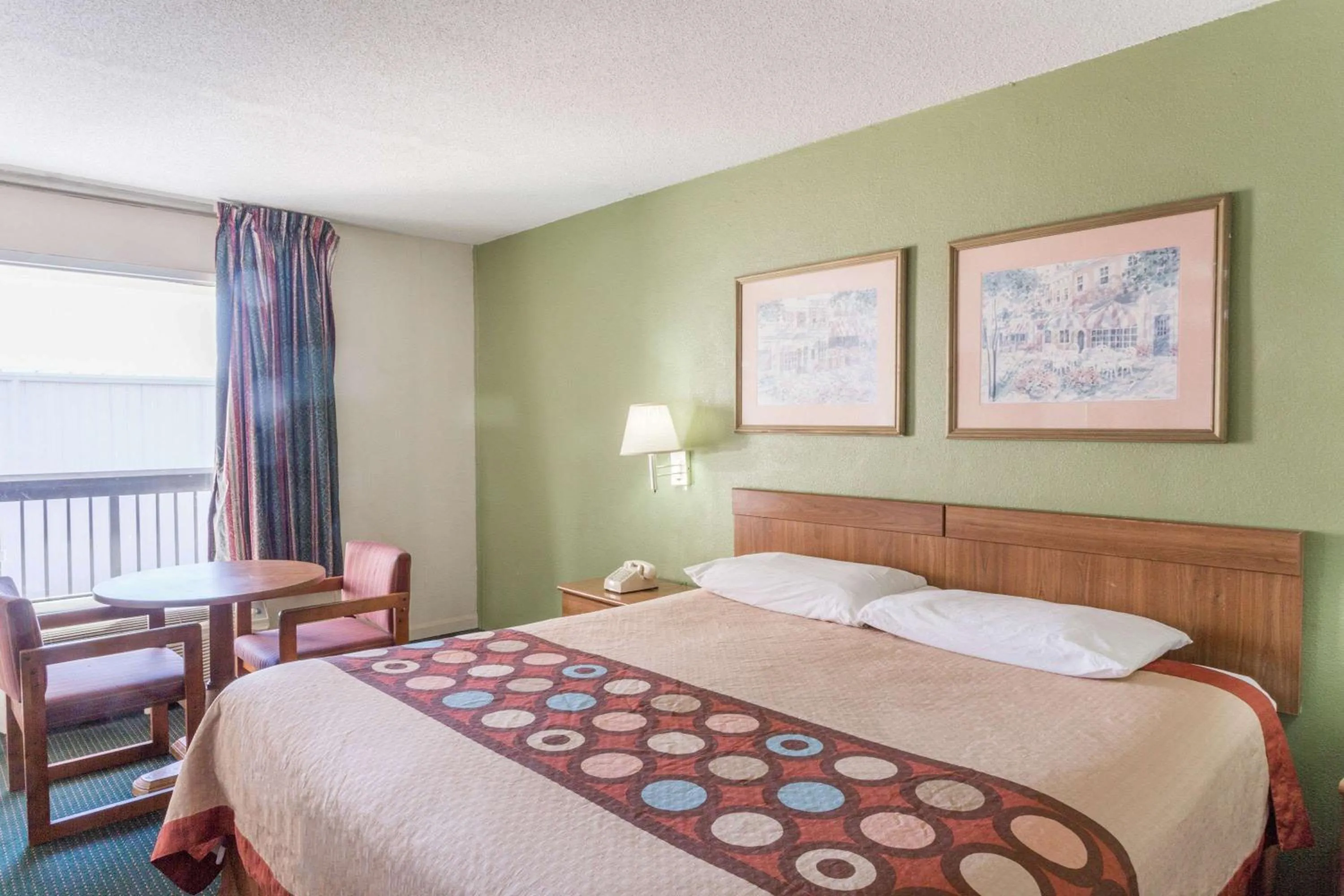 Photo of the whole room, Bed in Super 8 by Wyndham Tifton
