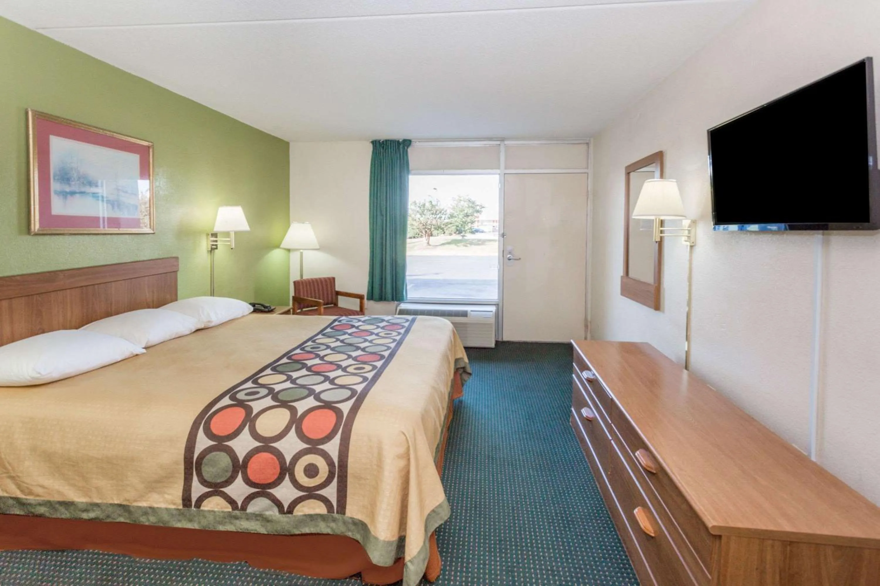 Photo of the whole room, Bed in Super 8 by Wyndham Tifton