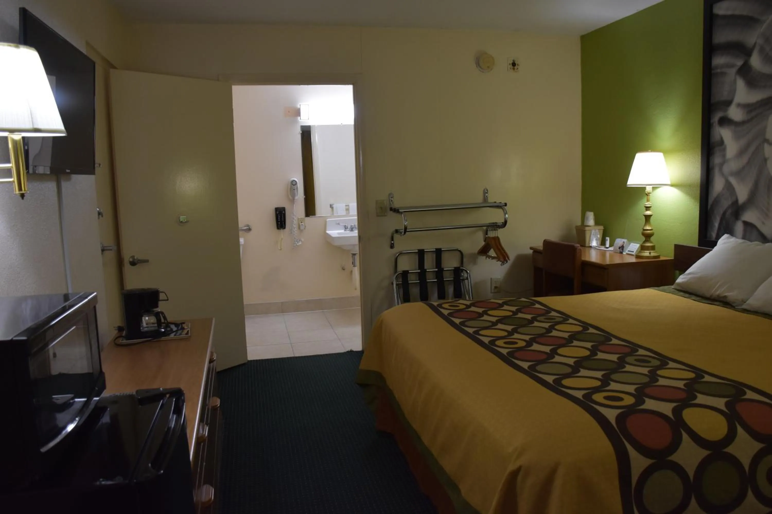 Photo of the whole room, Bed in Super 8 by Wyndham Tifton