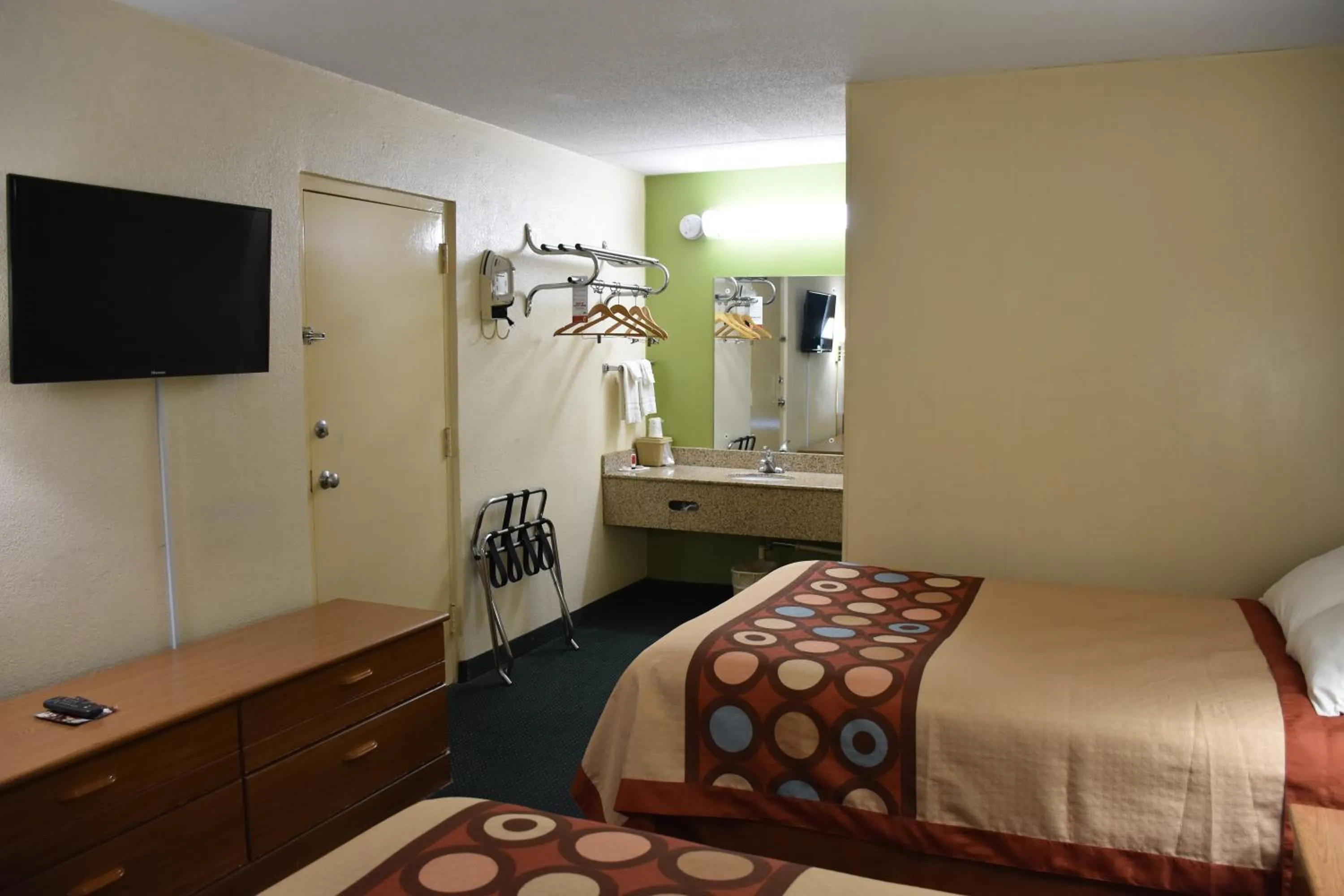 TV and multimedia, Bed in Super 8 by Wyndham Tifton