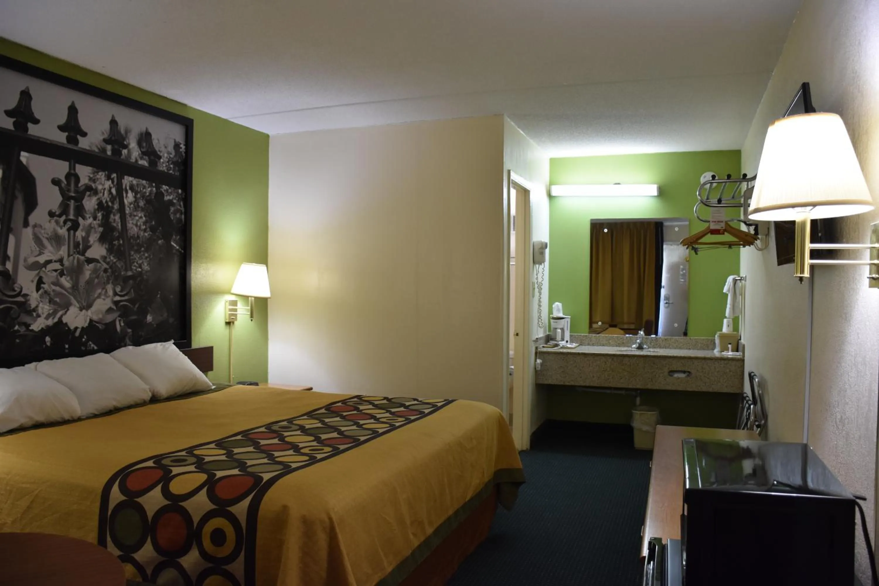 Photo of the whole room, Bed in Super 8 by Wyndham Tifton