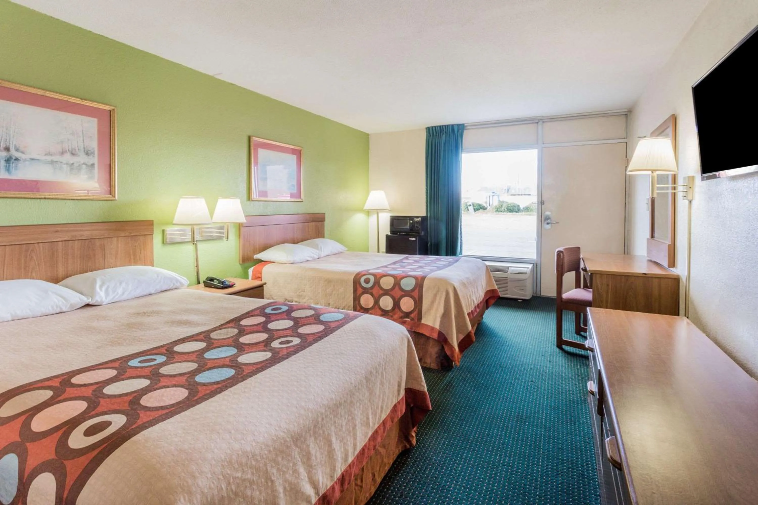 Photo of the whole room, Bed in Super 8 by Wyndham Tifton