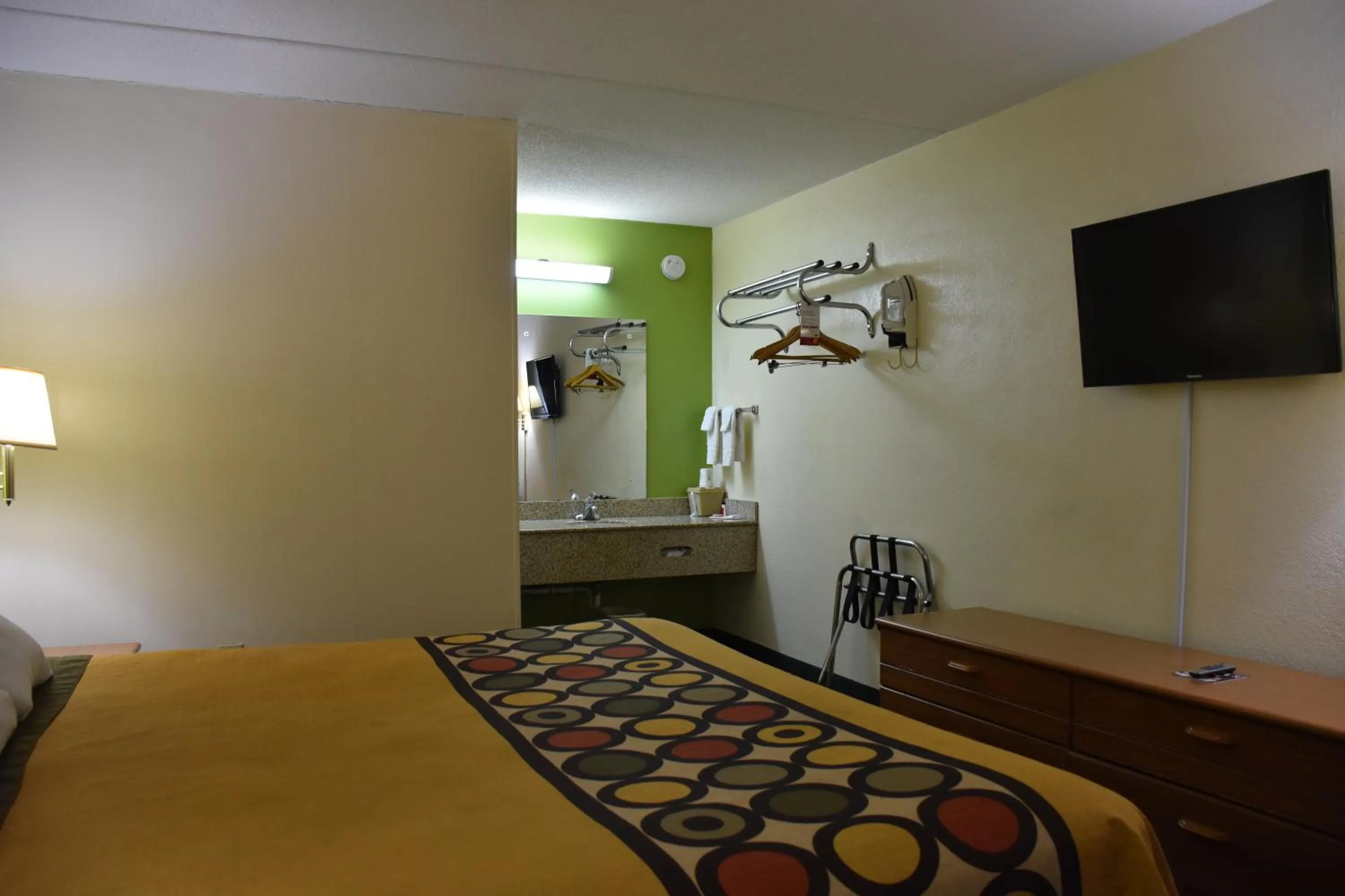 Bed in Super 8 by Wyndham Tifton