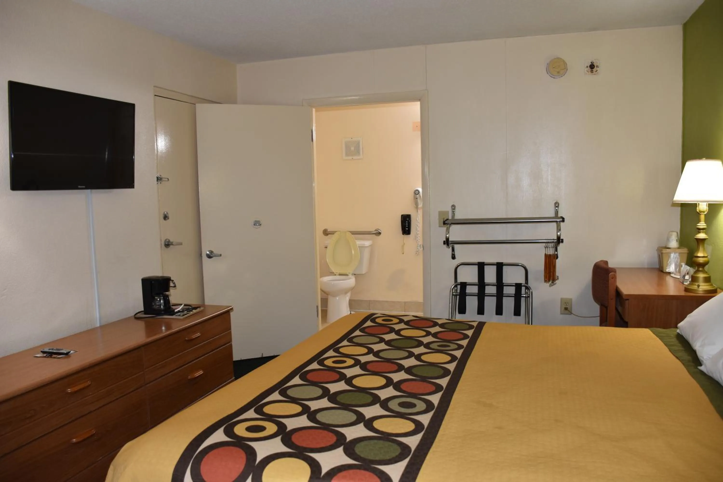 Photo of the whole room, Bed in Super 8 by Wyndham Tifton