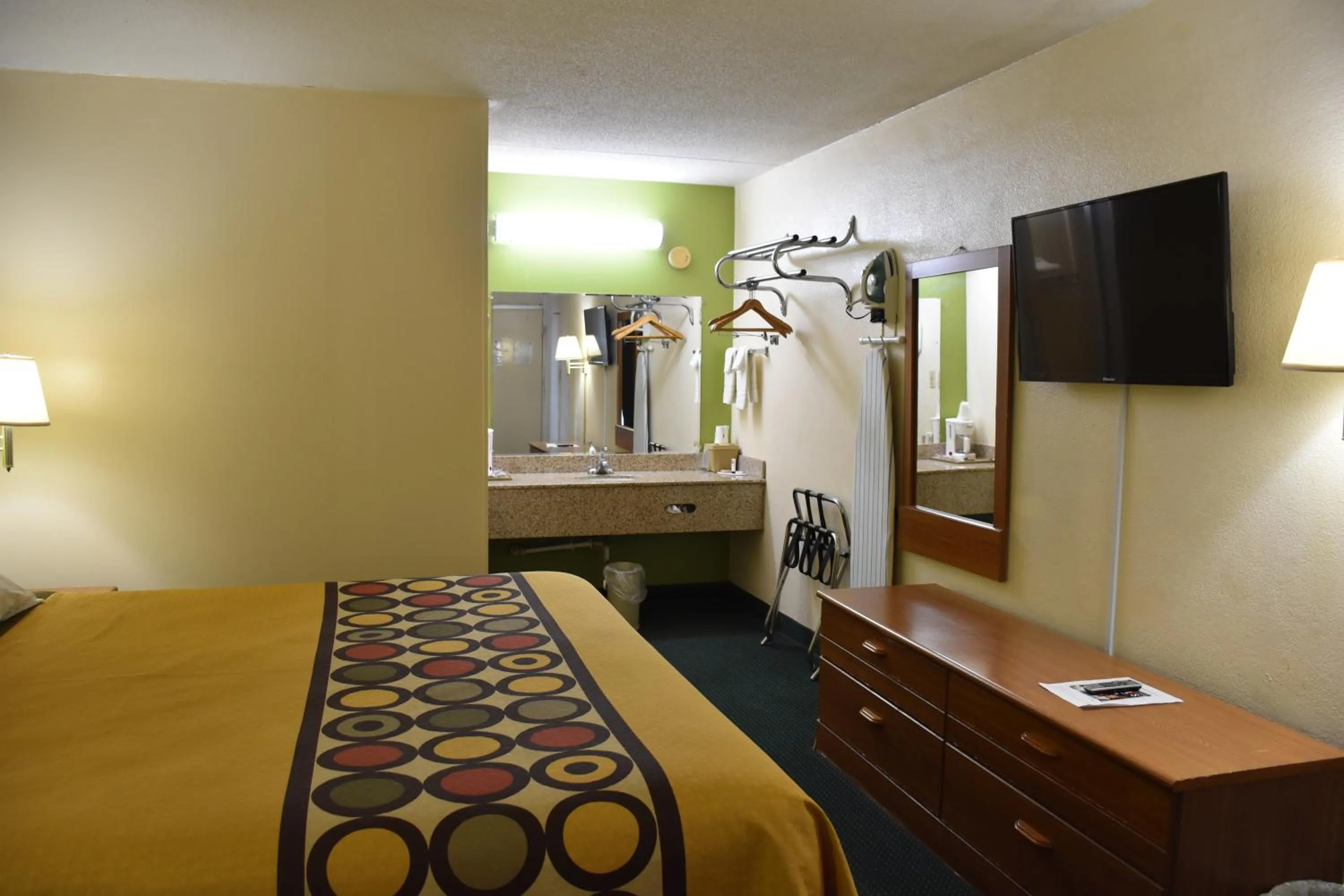 Bed in Super 8 by Wyndham Tifton