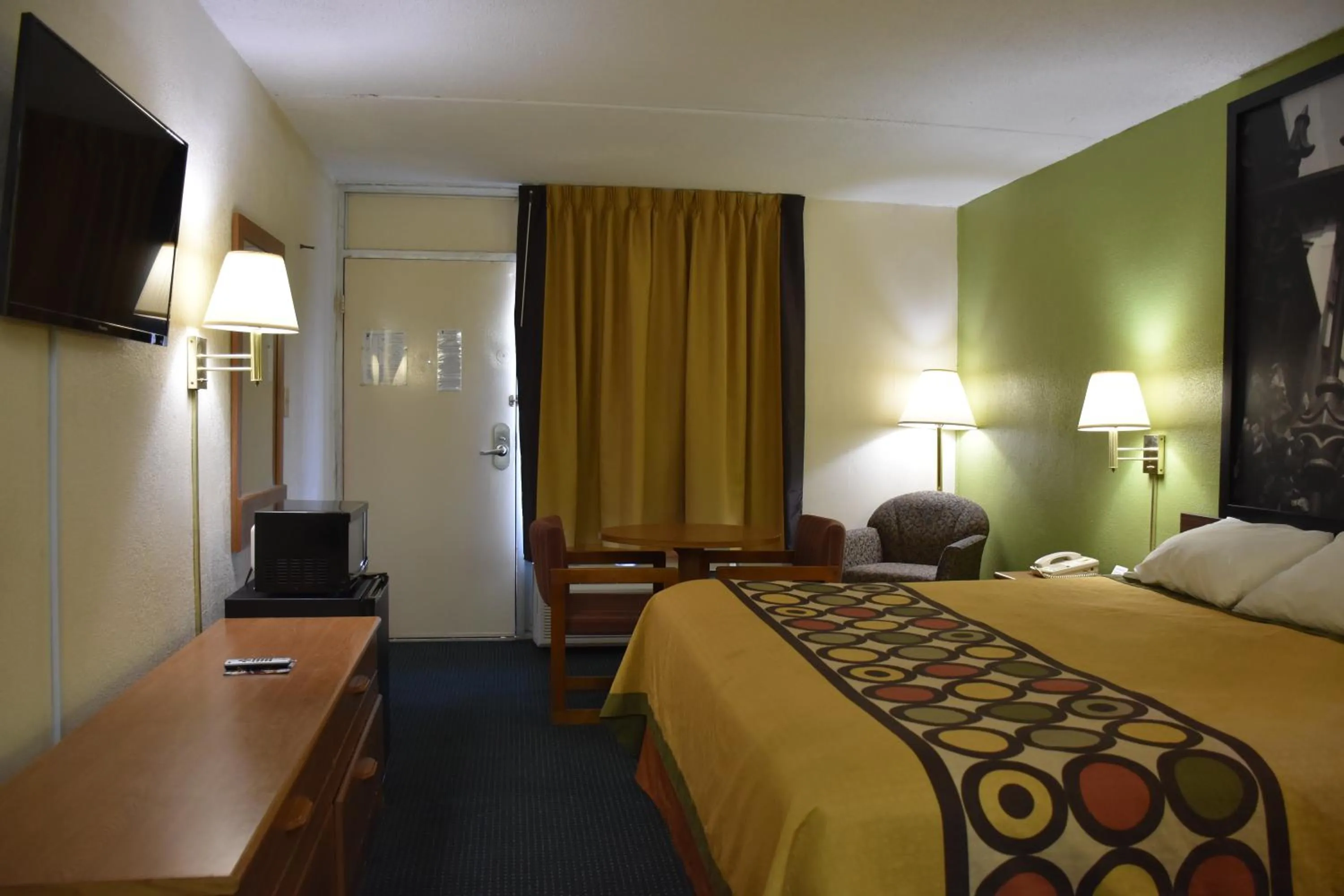 Bed in Super 8 by Wyndham Tifton