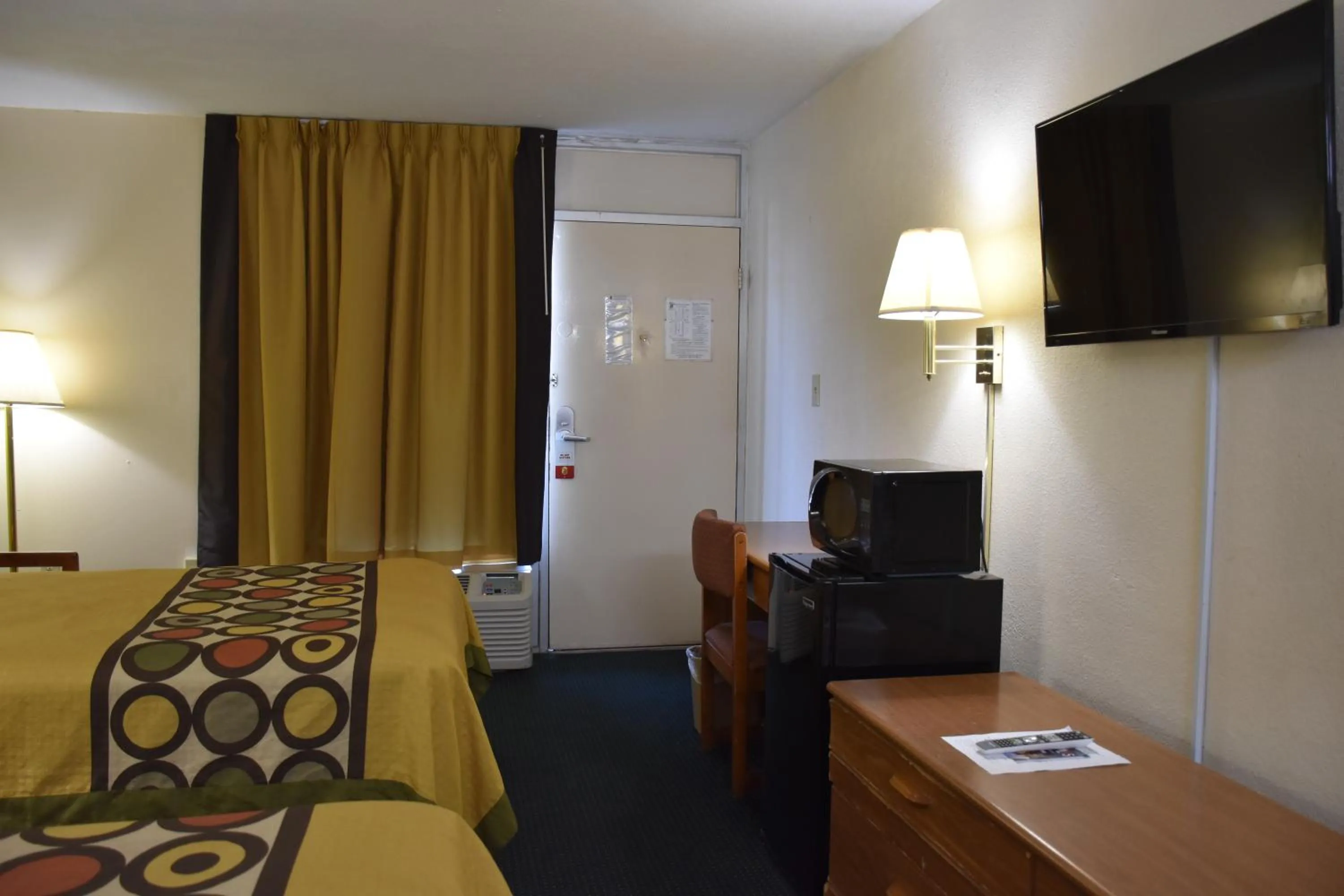 TV and multimedia, Bed in Super 8 by Wyndham Tifton