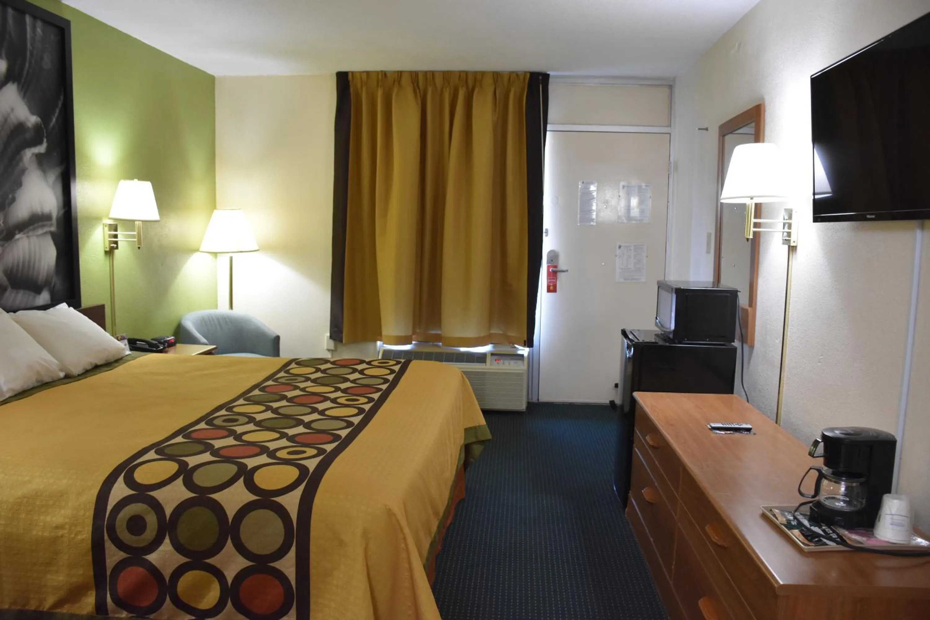 Photo of the whole room, Bed in Super 8 by Wyndham Tifton