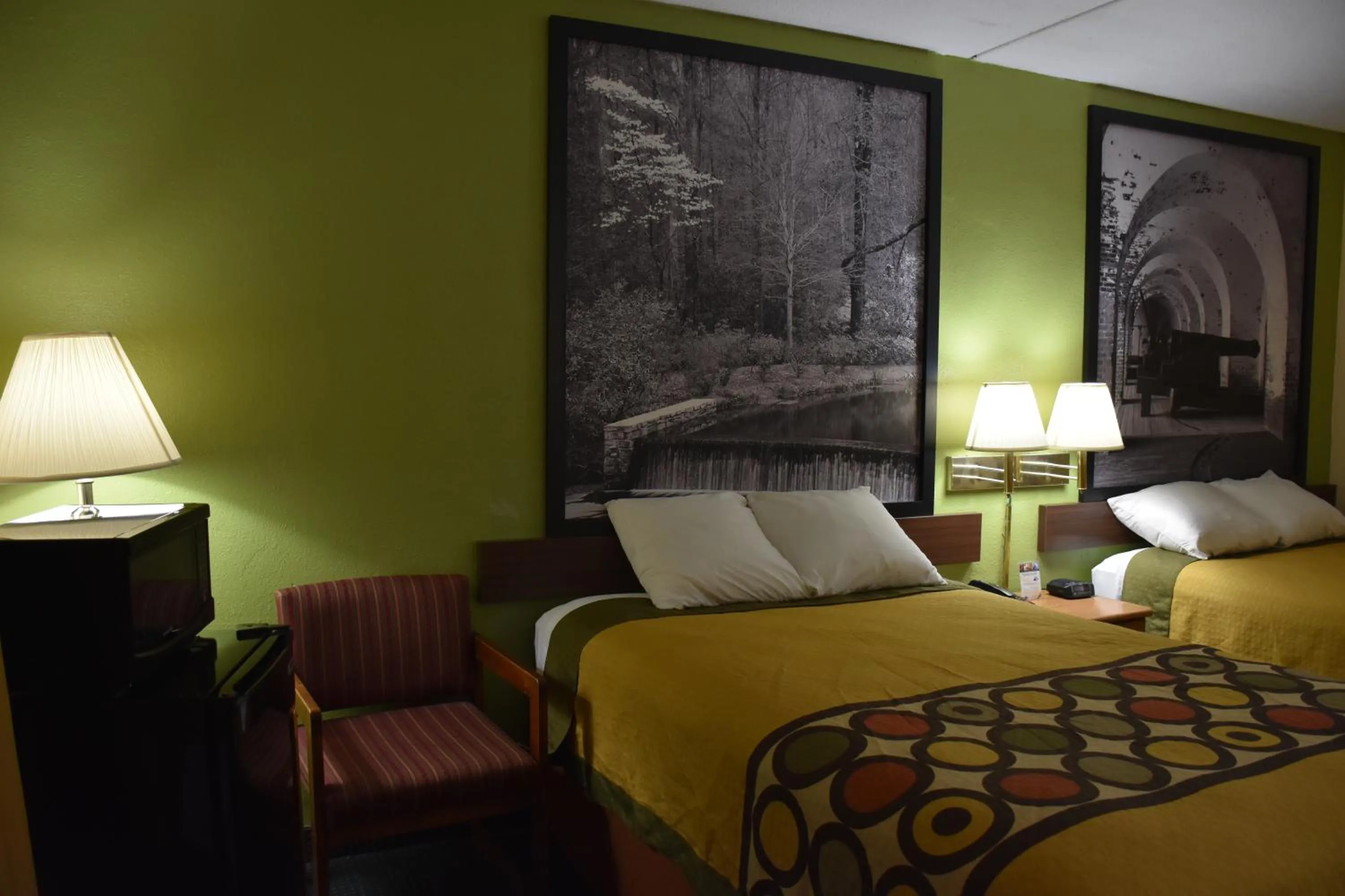 Decorative detail, Bed in Super 8 by Wyndham Tifton