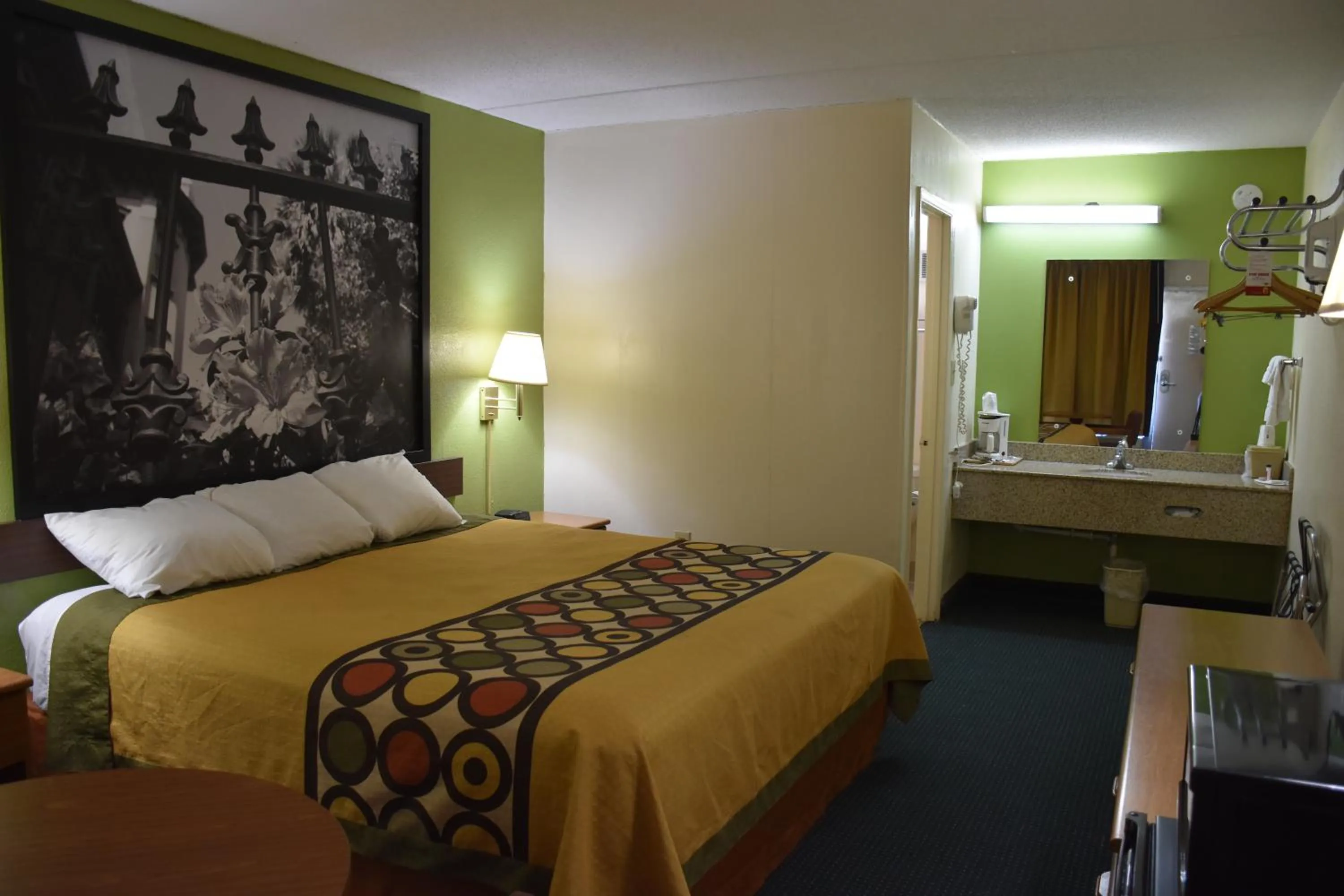 Photo of the whole room, Bed in Super 8 by Wyndham Tifton