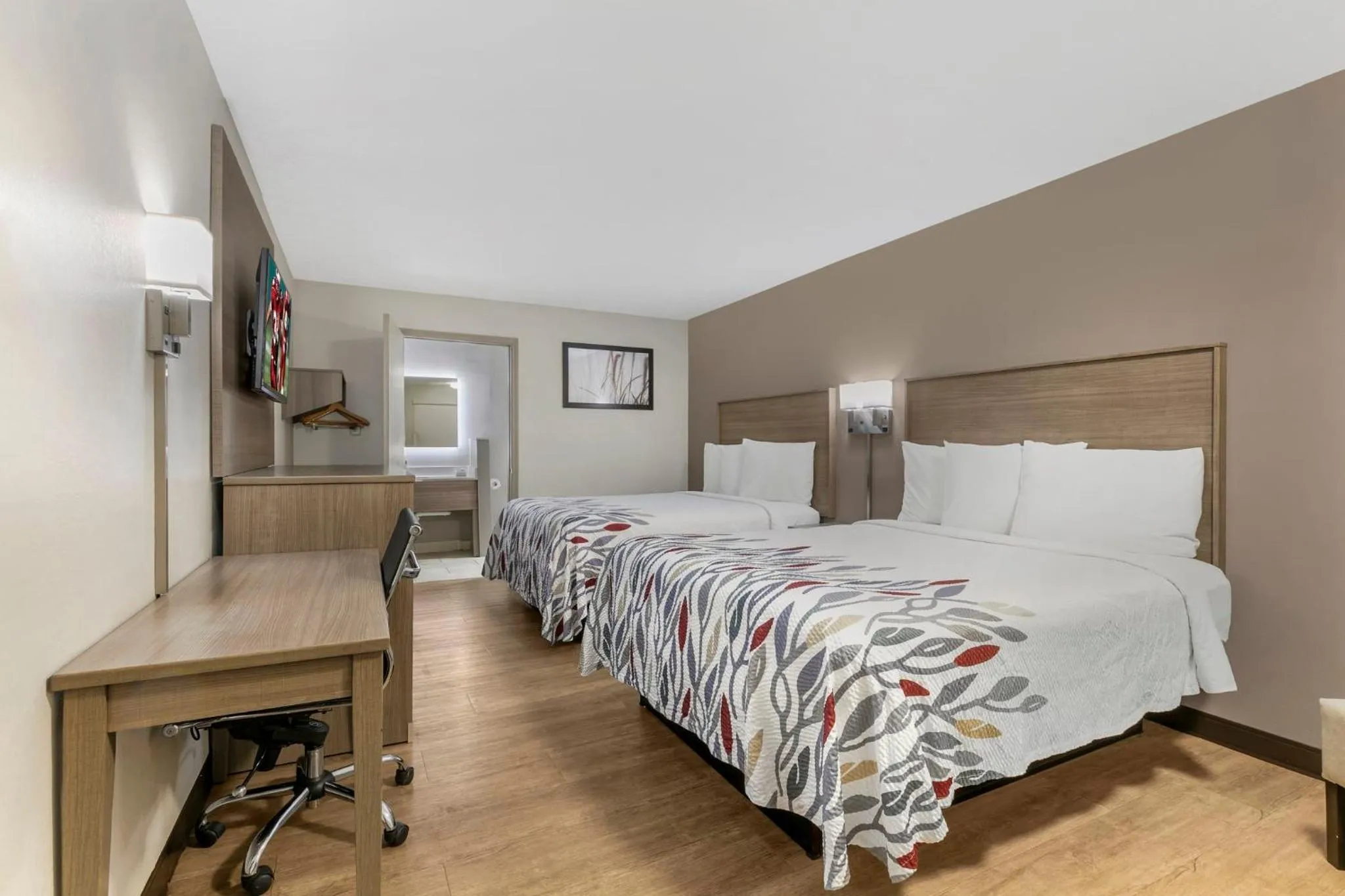 Photo of the whole room, Bed in Red Roof Inn Georgetown, KY