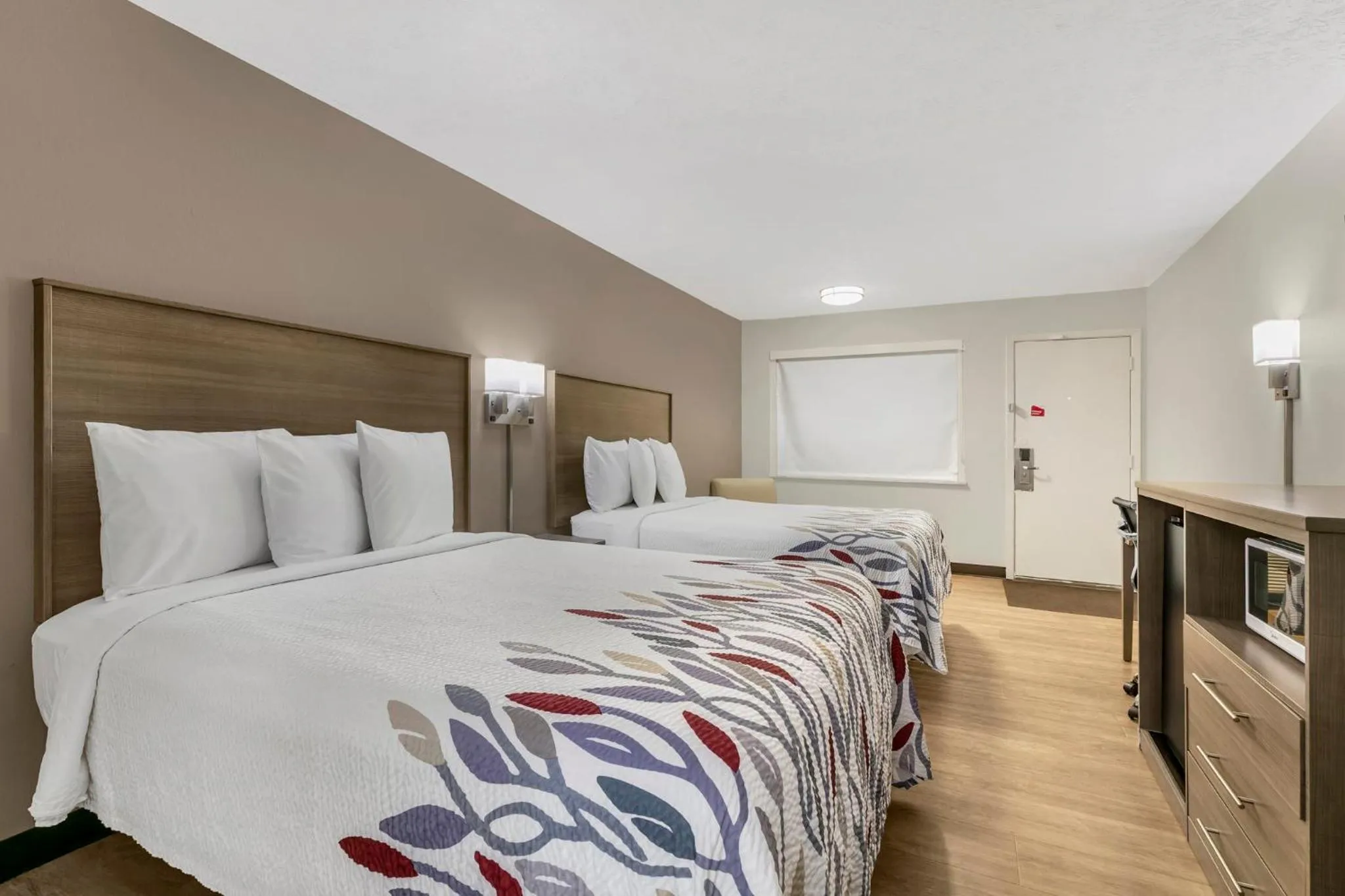 Photo of the whole room, Bed in Red Roof Inn Georgetown, KY