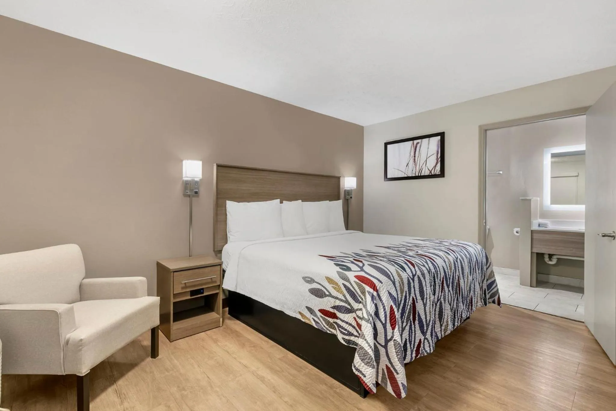 Photo of the whole room, Bed in Red Roof Inn Georgetown, KY