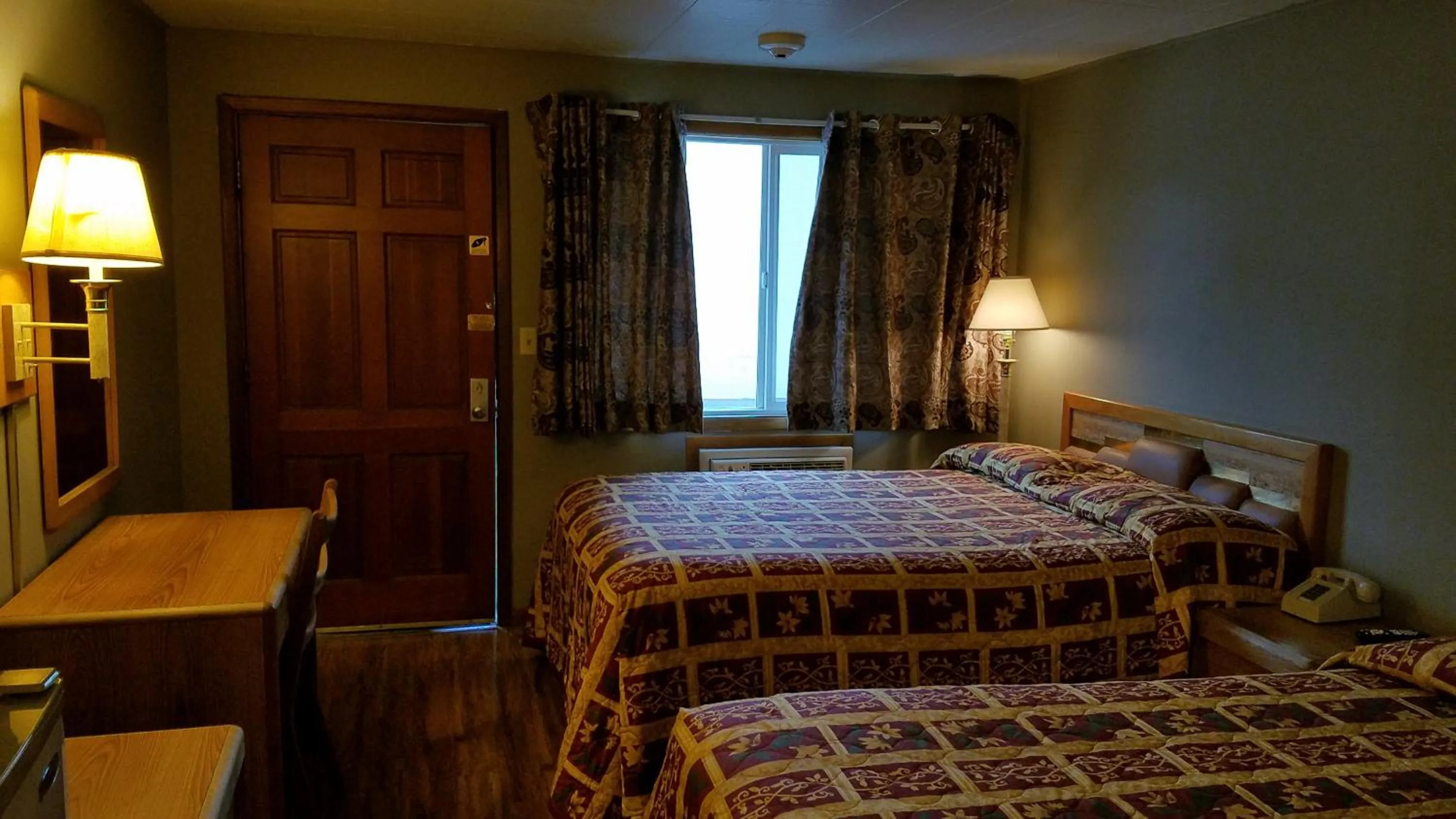 Bed in Royal Motor Inn