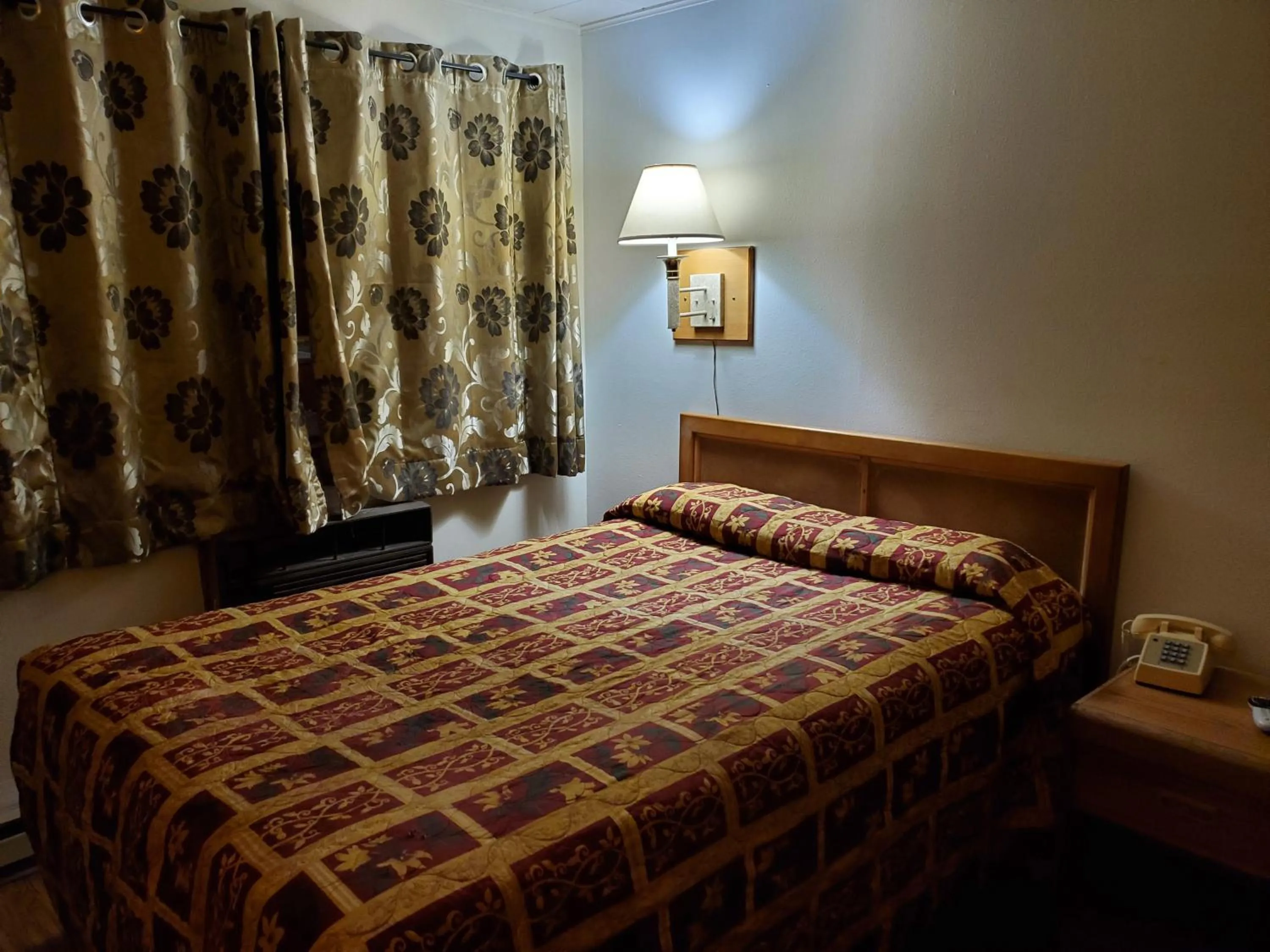 Bed in Royal Motor Inn