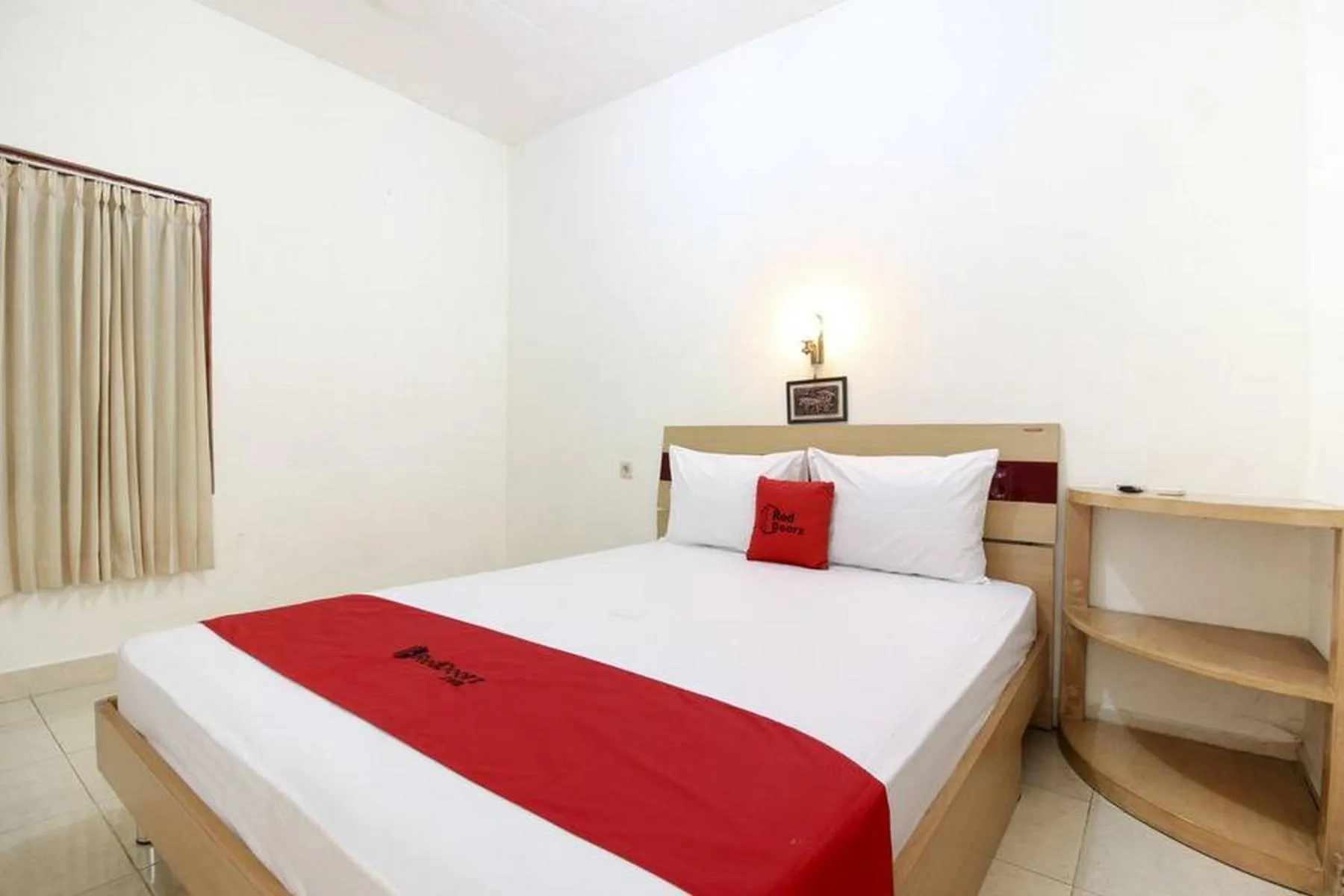 Bedroom, Bed in RedDoorz Syariah At Jalan Menteri Supeno