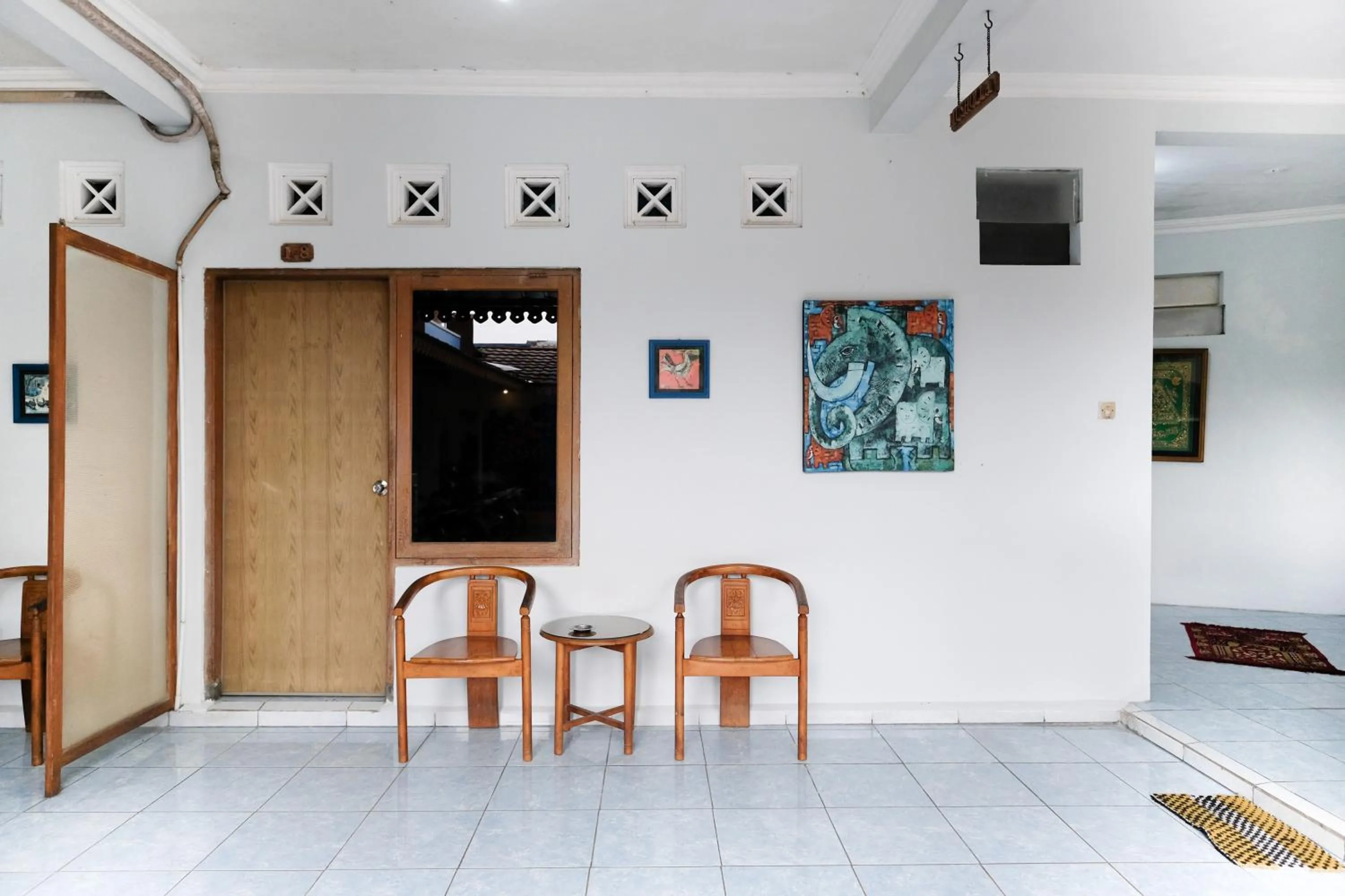 Seating area in RedDoorz Syariah At Jalan Menteri Supeno