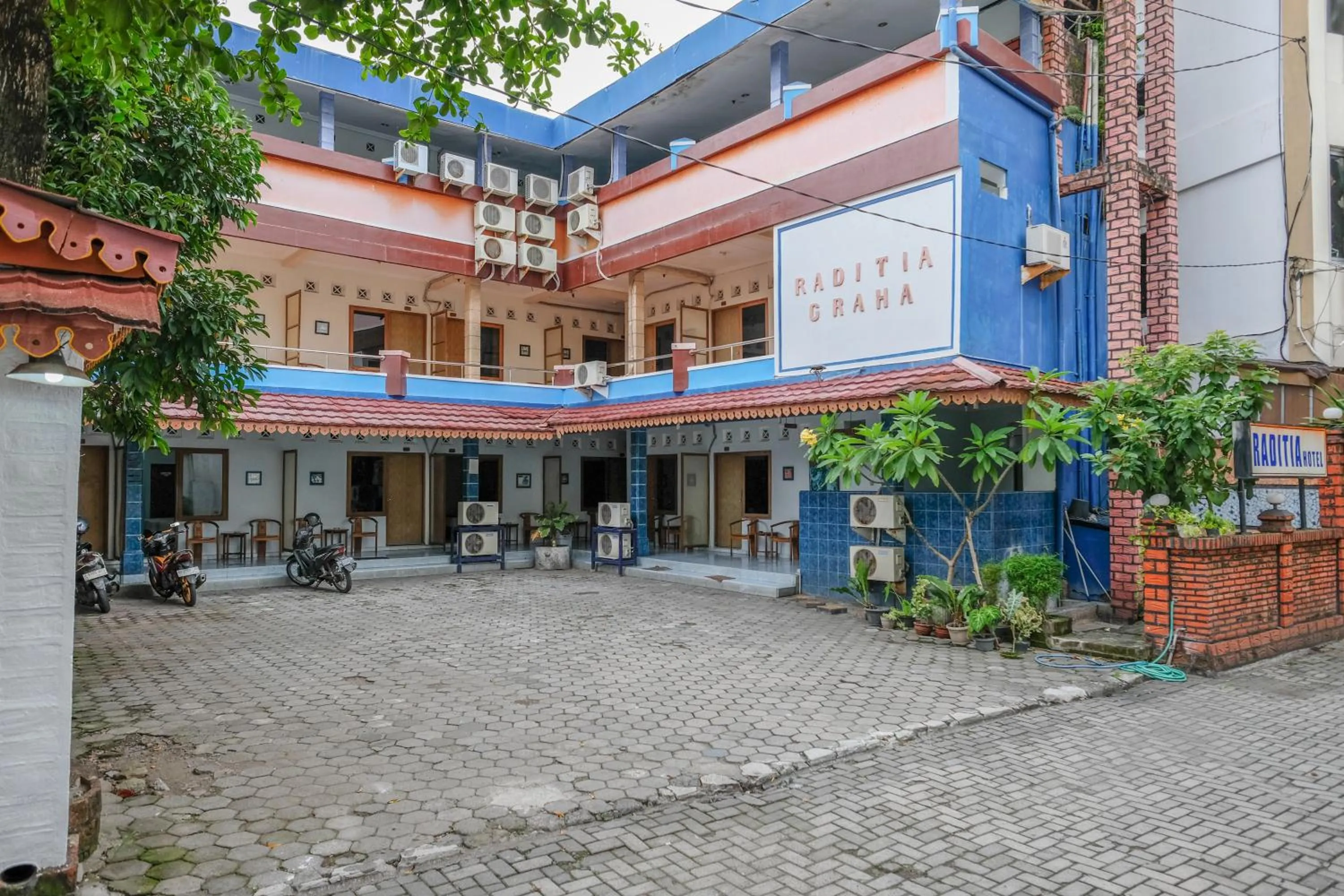 Facade/entrance in RedDoorz Syariah At Jalan Menteri Supeno