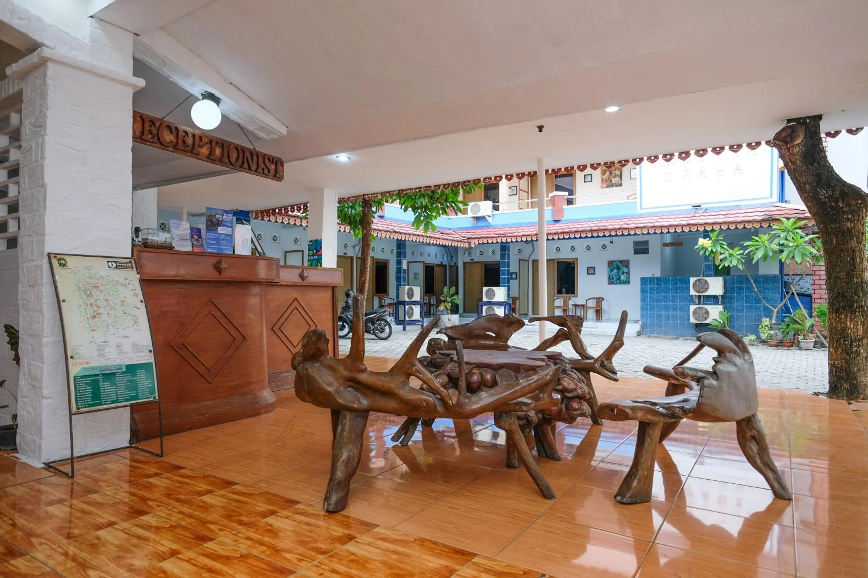 Lobby or reception in RedDoorz Syariah At Jalan Menteri Supeno