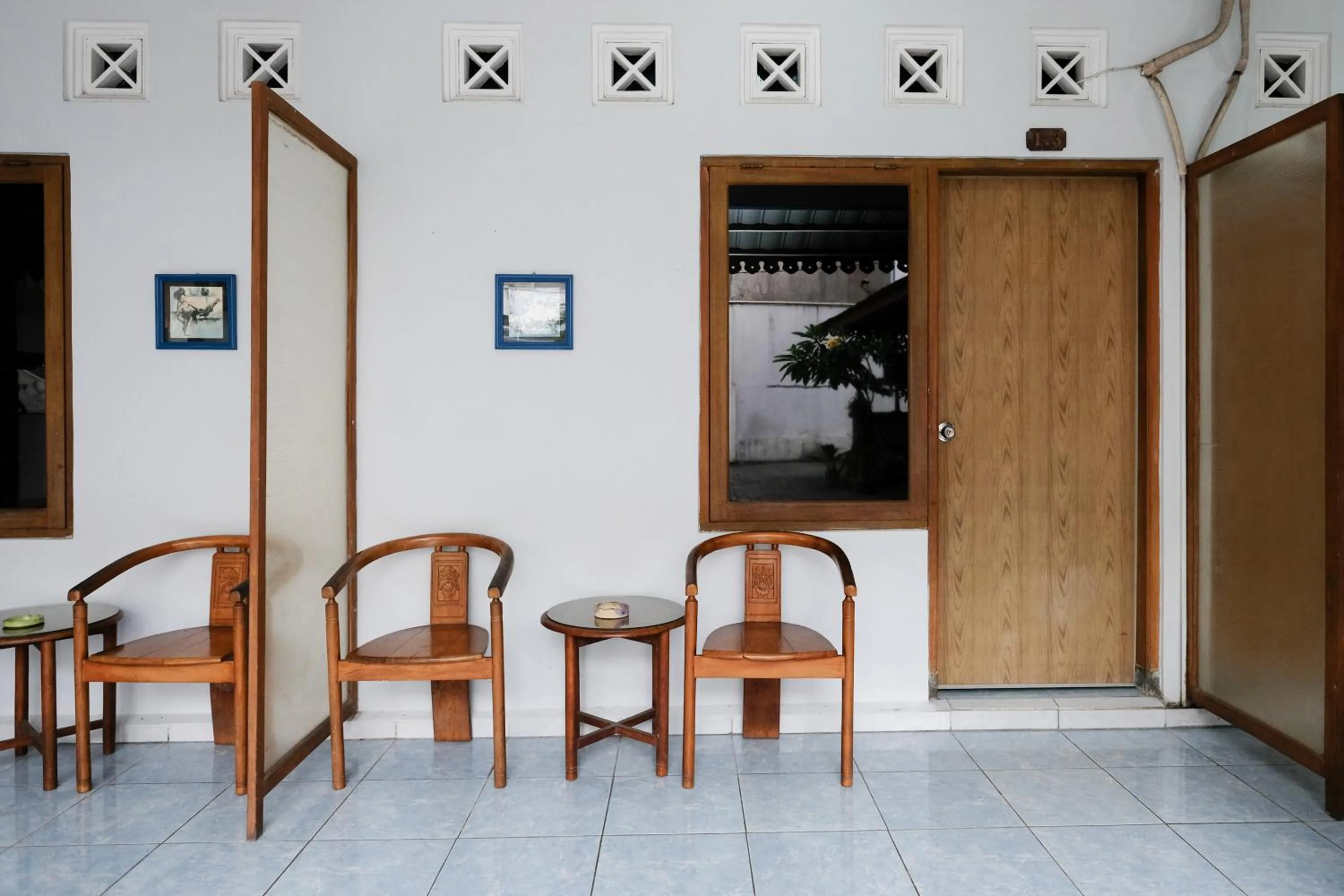 Seating area in RedDoorz Syariah At Jalan Menteri Supeno