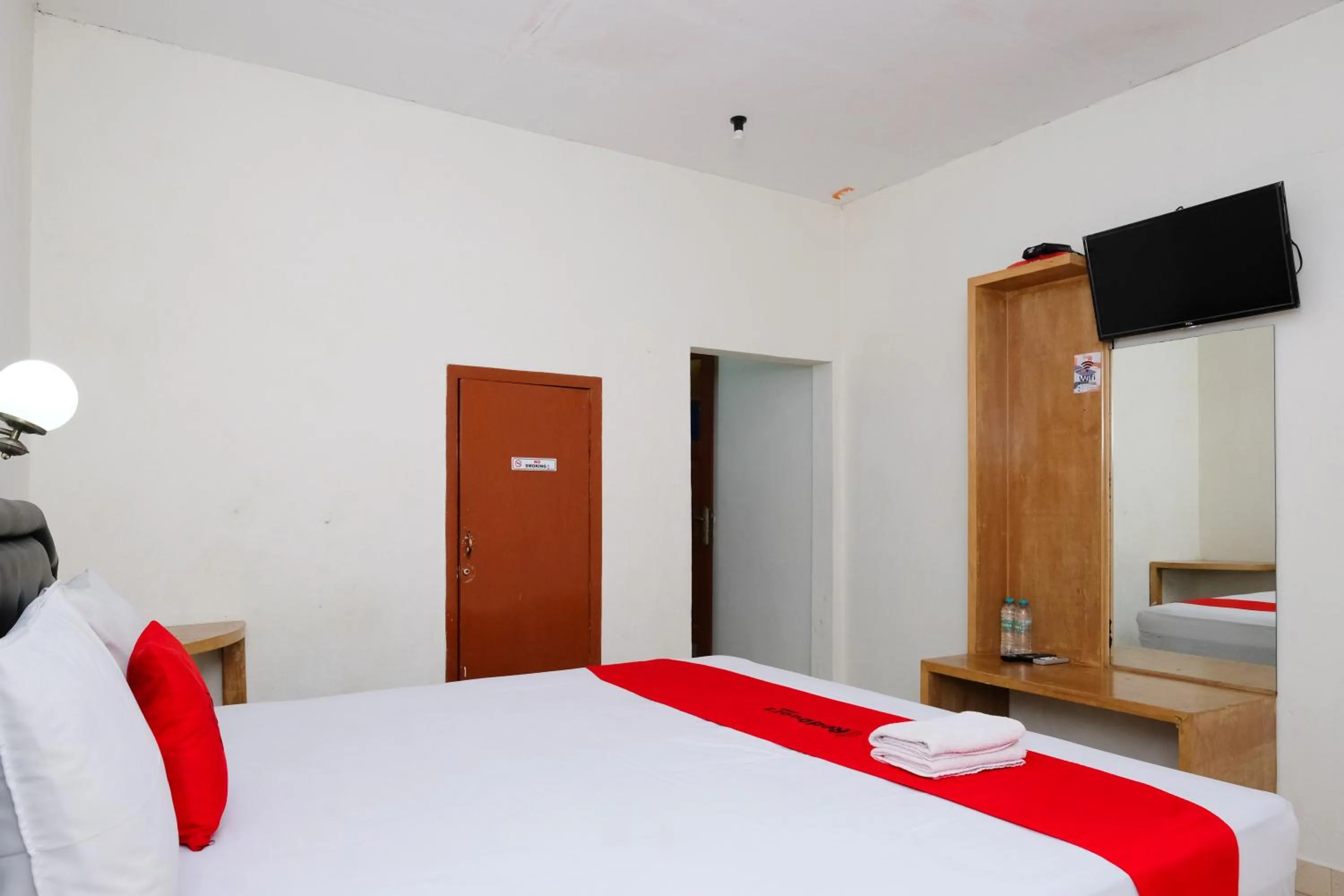 Bedroom, Bed in RedDoorz Syariah At Jalan Menteri Supeno