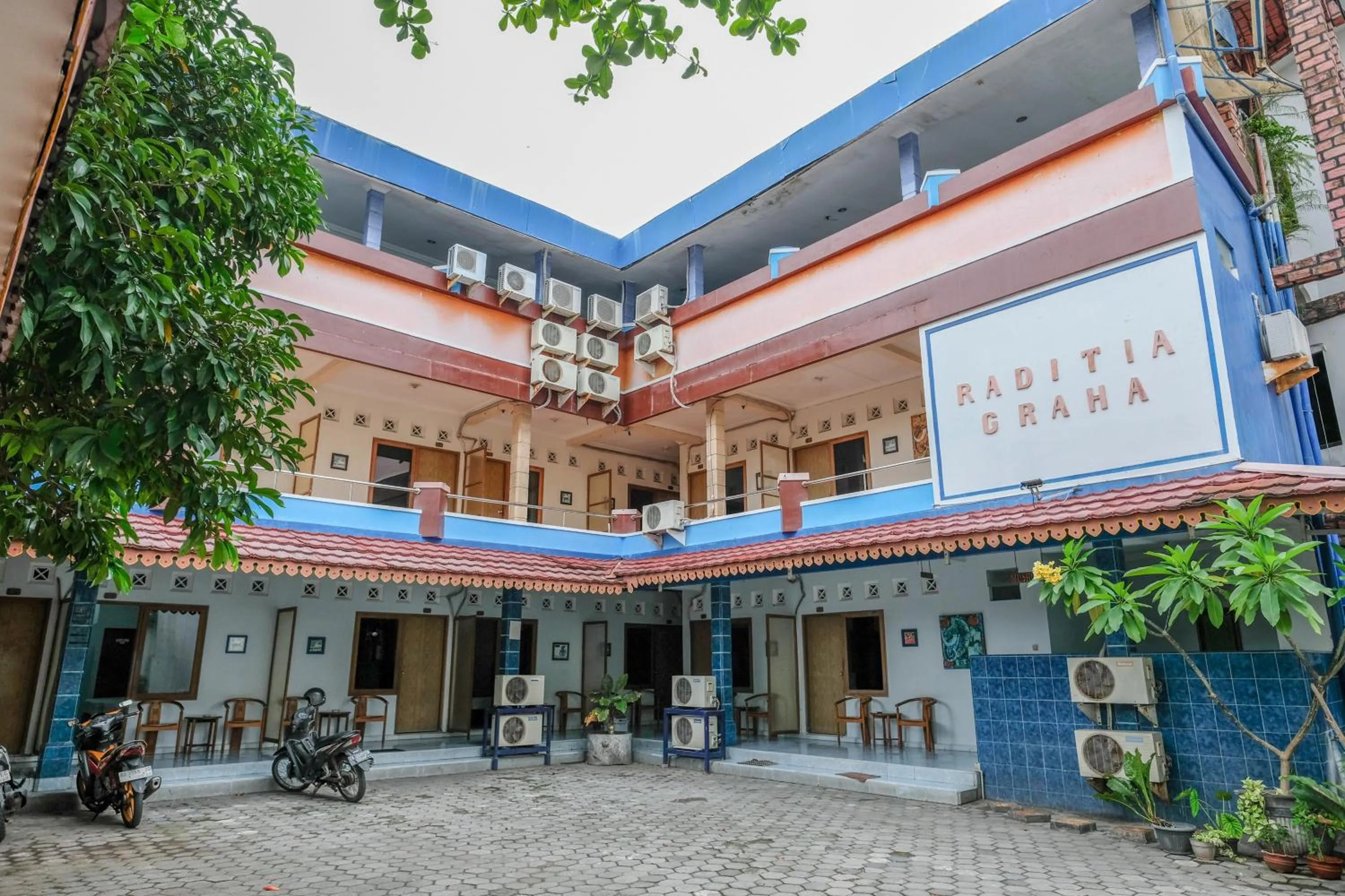Facade/entrance in RedDoorz Syariah At Jalan Menteri Supeno