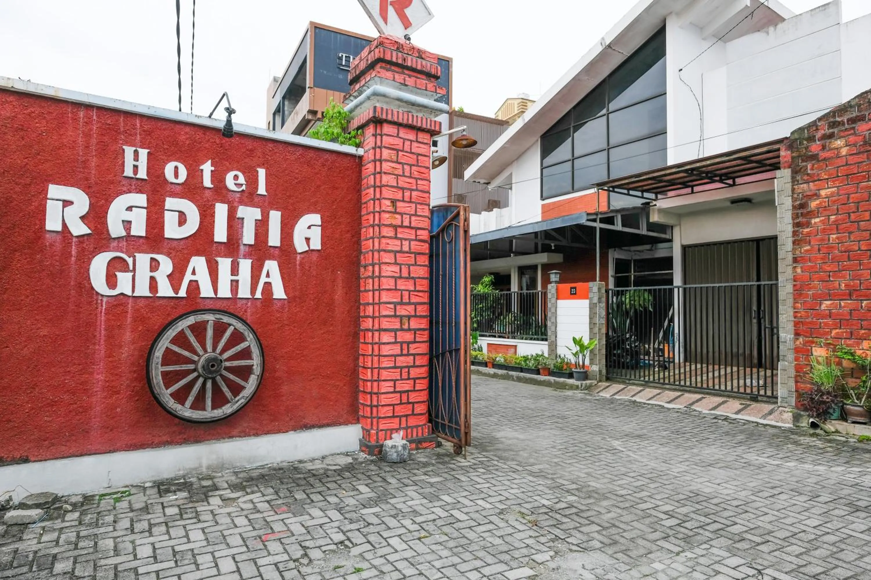 Property logo or sign in RedDoorz Syariah At Jalan Menteri Supeno