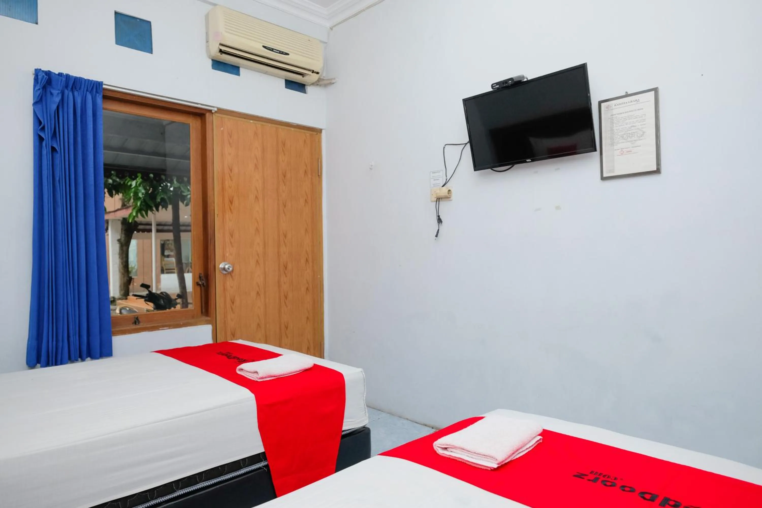 Bedroom, Bed in RedDoorz Syariah At Jalan Menteri Supeno