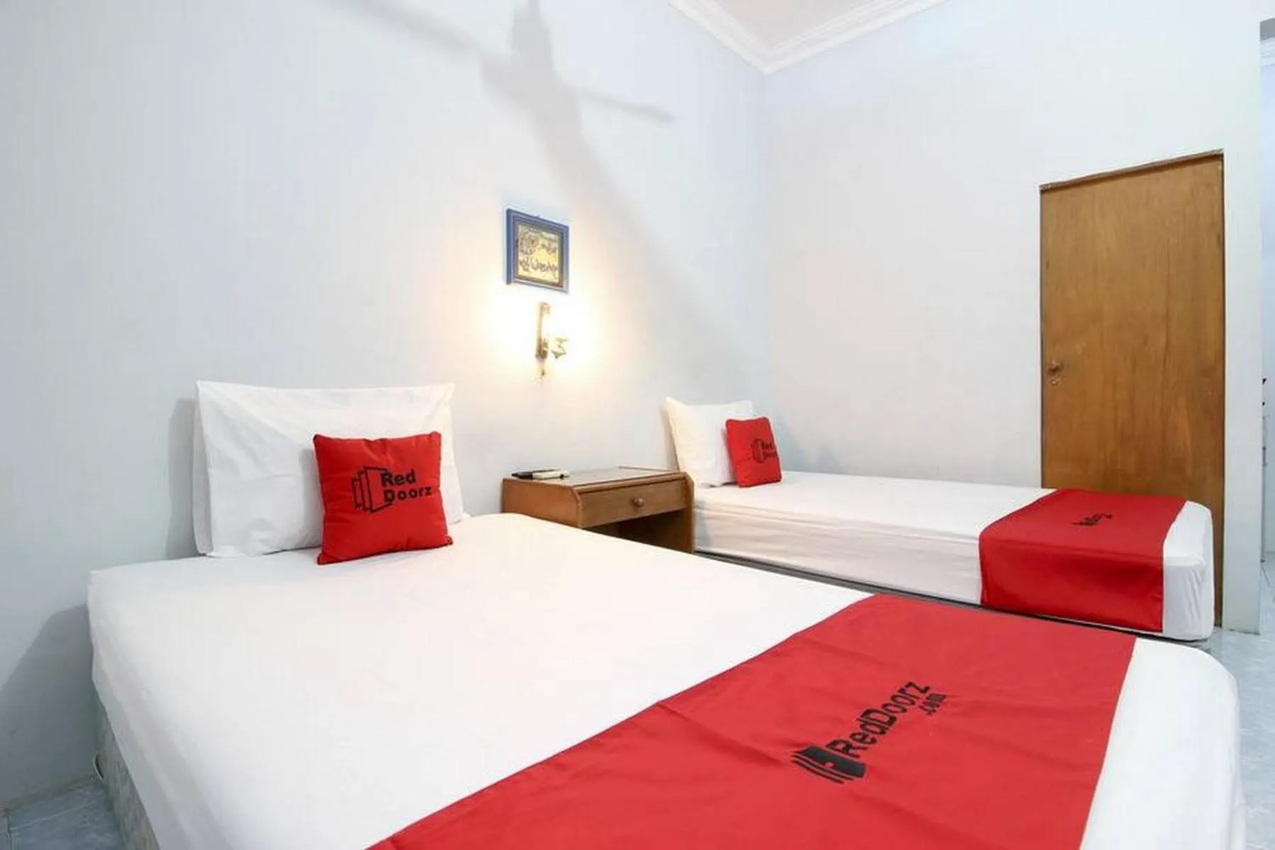 Bedroom, Bed in RedDoorz Syariah At Jalan Menteri Supeno