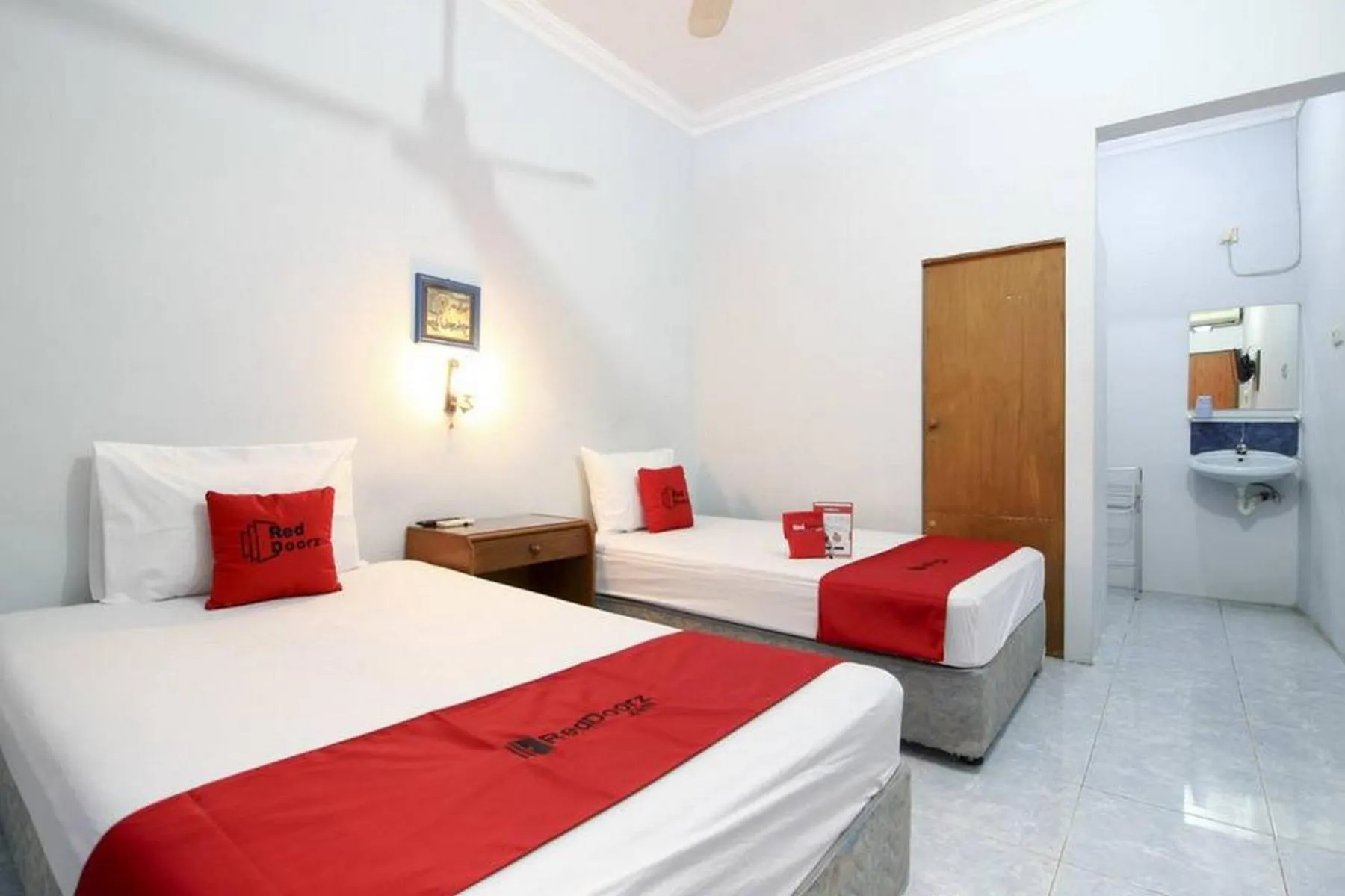 Bed in RedDoorz Syariah At Jalan Menteri Supeno