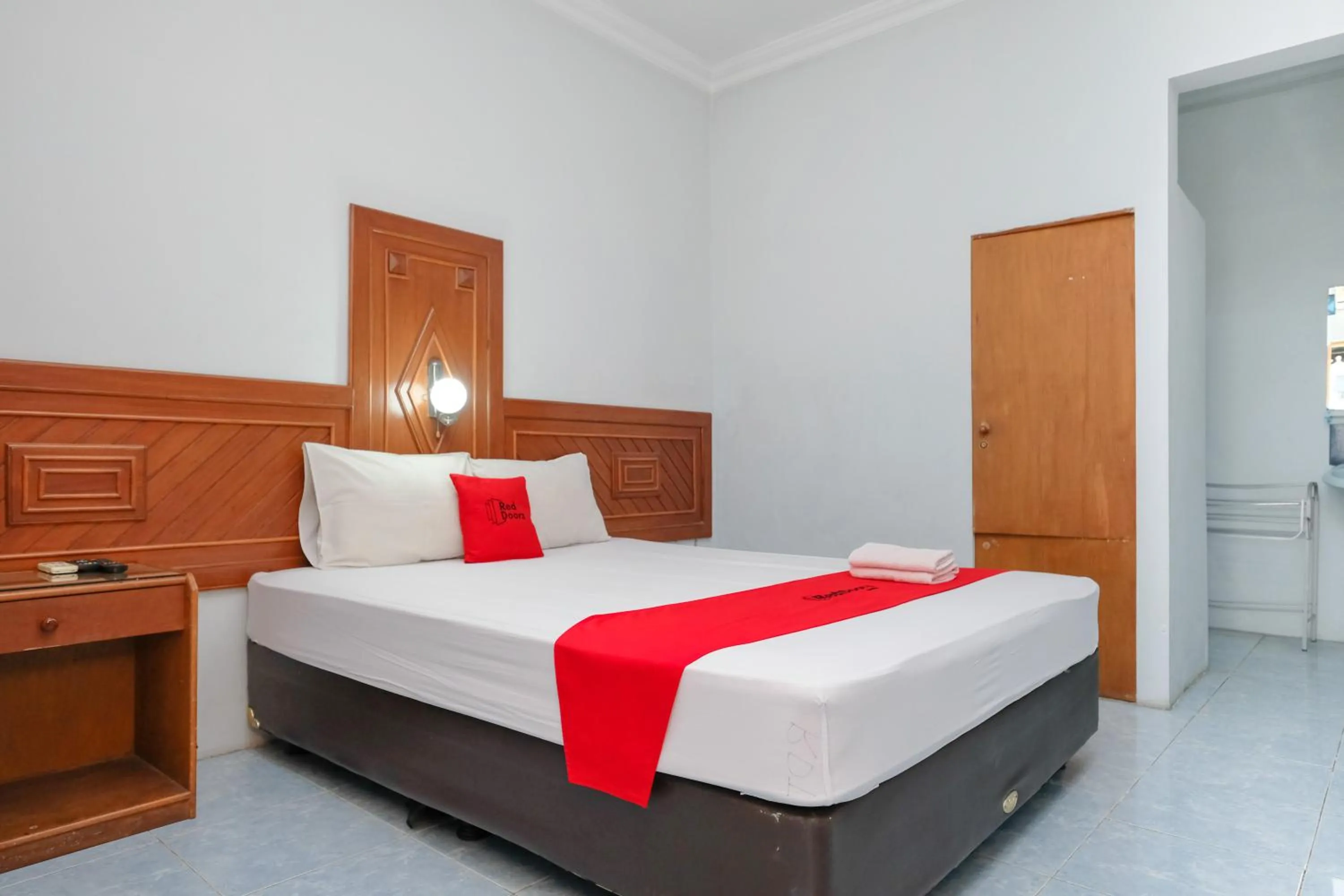 Bedroom, Bed in RedDoorz Syariah At Jalan Menteri Supeno