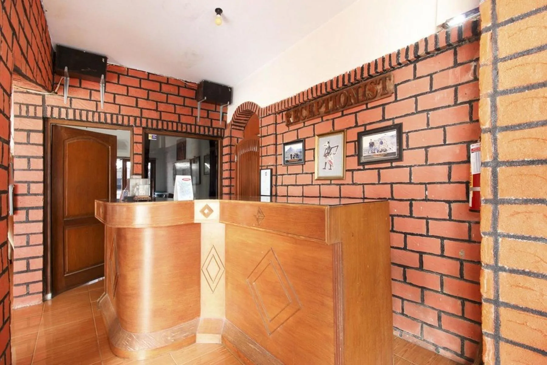 Lobby or reception in RedDoorz Syariah At Jalan Menteri Supeno