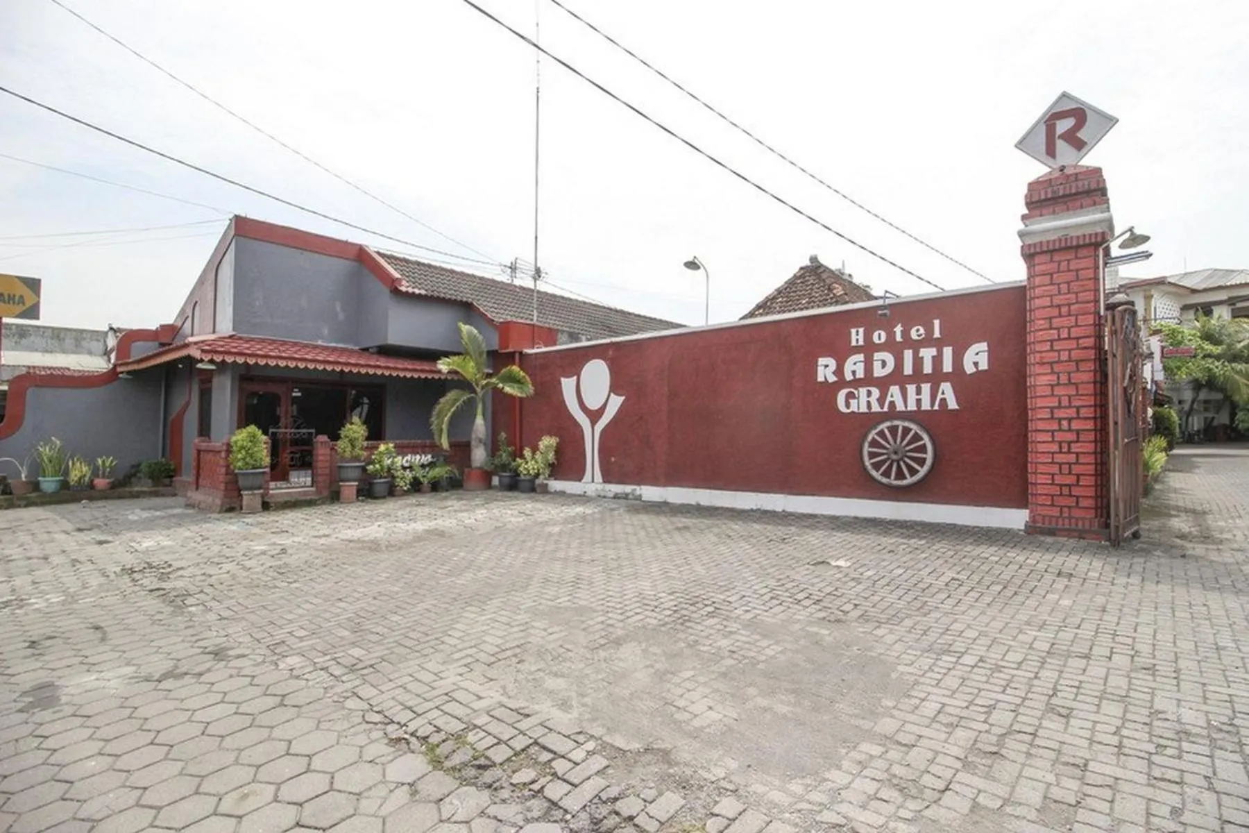 Property logo or sign in RedDoorz Syariah At Jalan Menteri Supeno