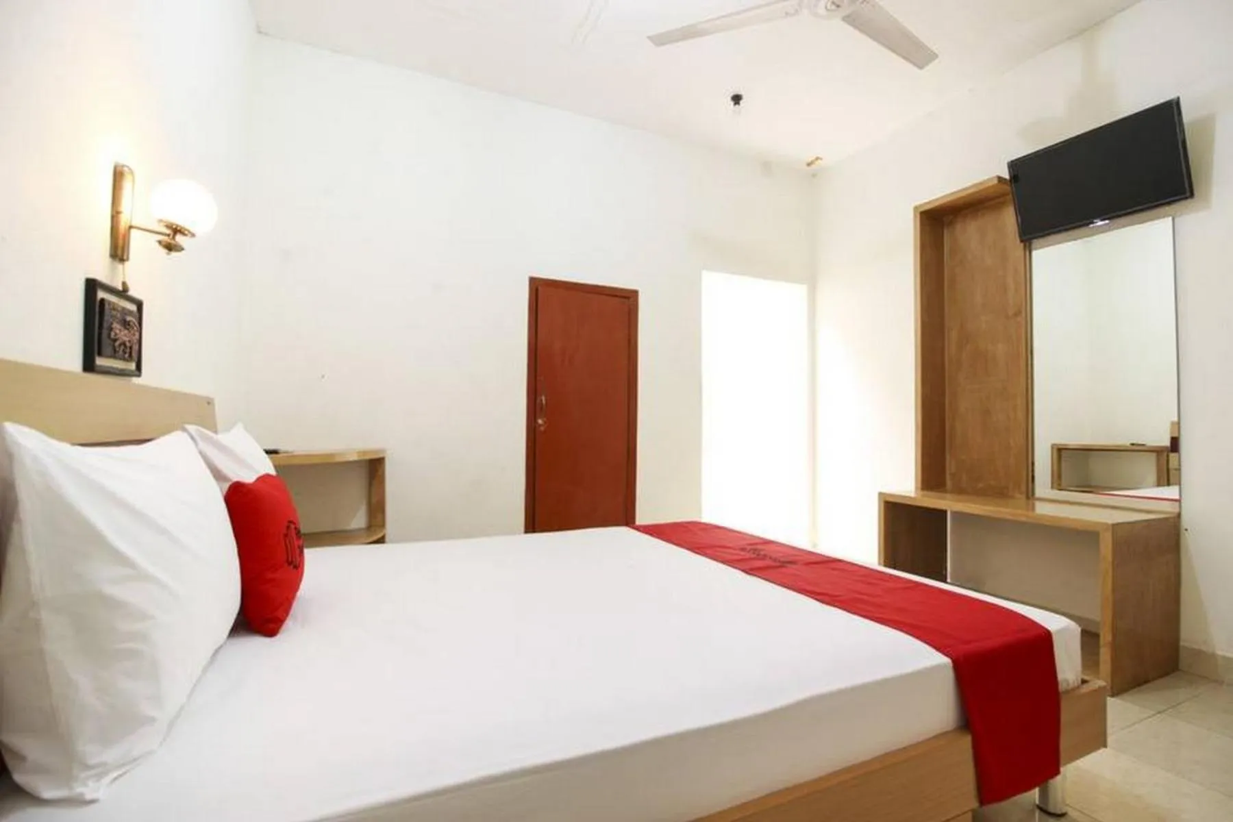 Bedroom, Bed in RedDoorz Syariah At Jalan Menteri Supeno