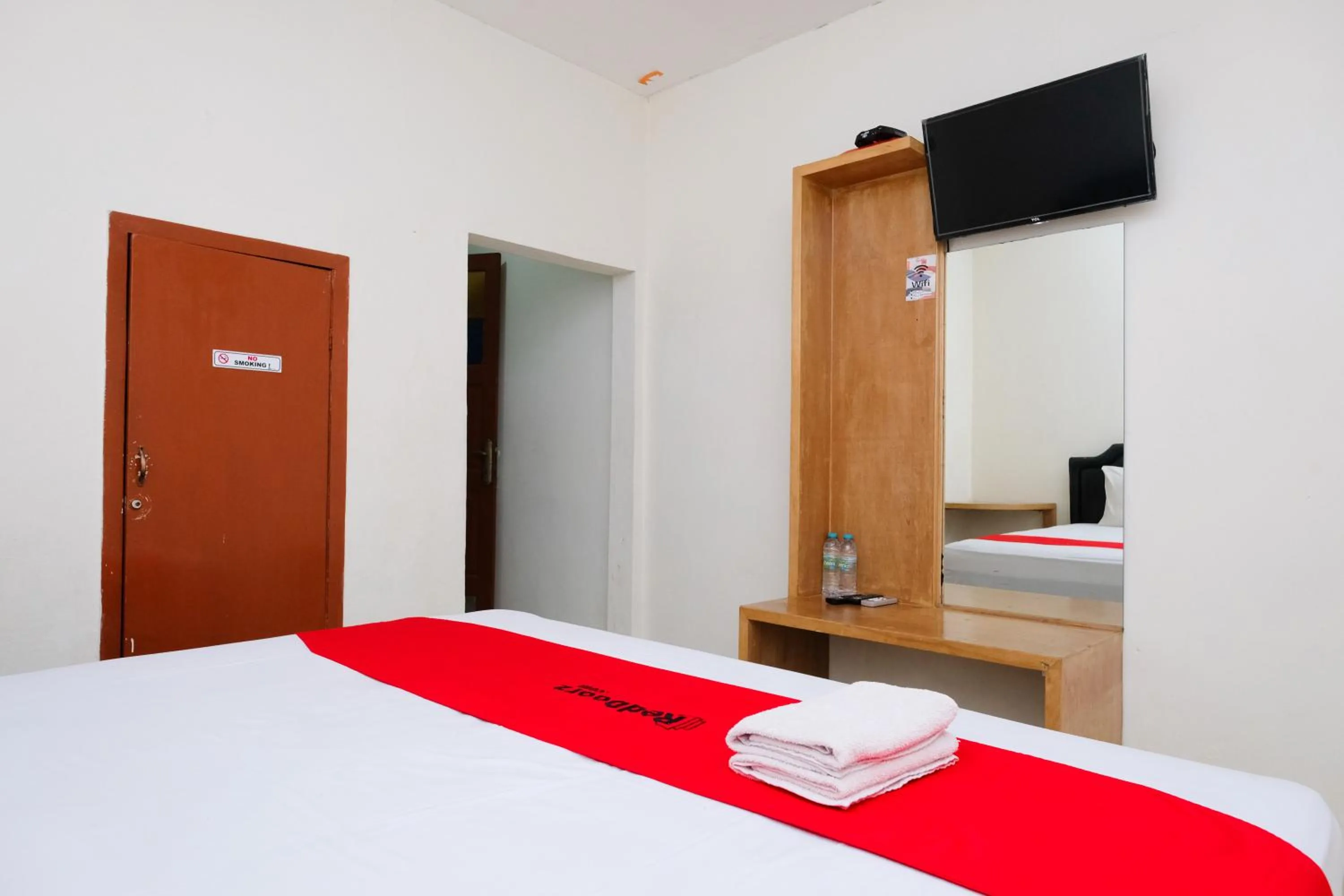 Bedroom, Bed in RedDoorz Syariah At Jalan Menteri Supeno