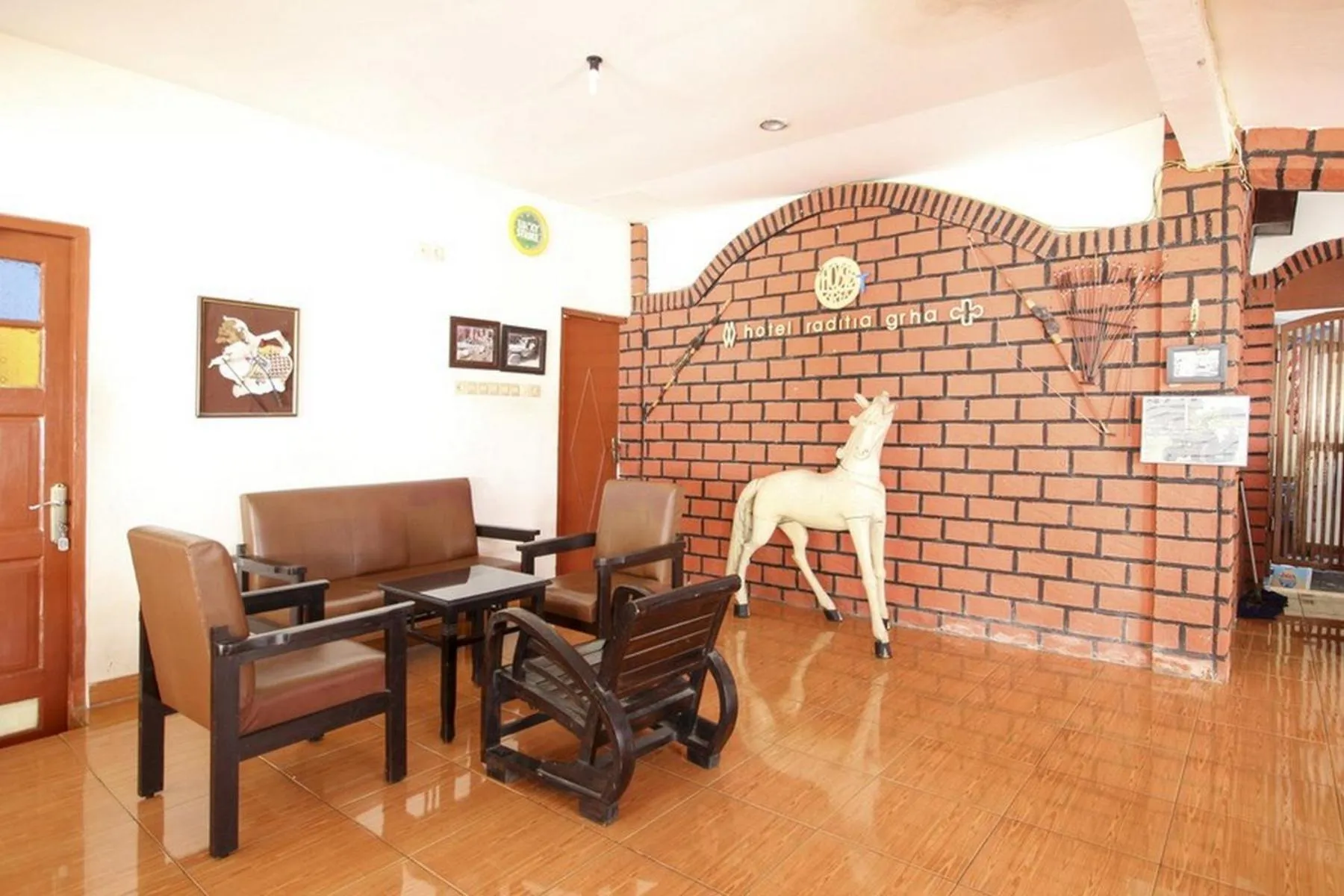 Seating area in RedDoorz Syariah At Jalan Menteri Supeno