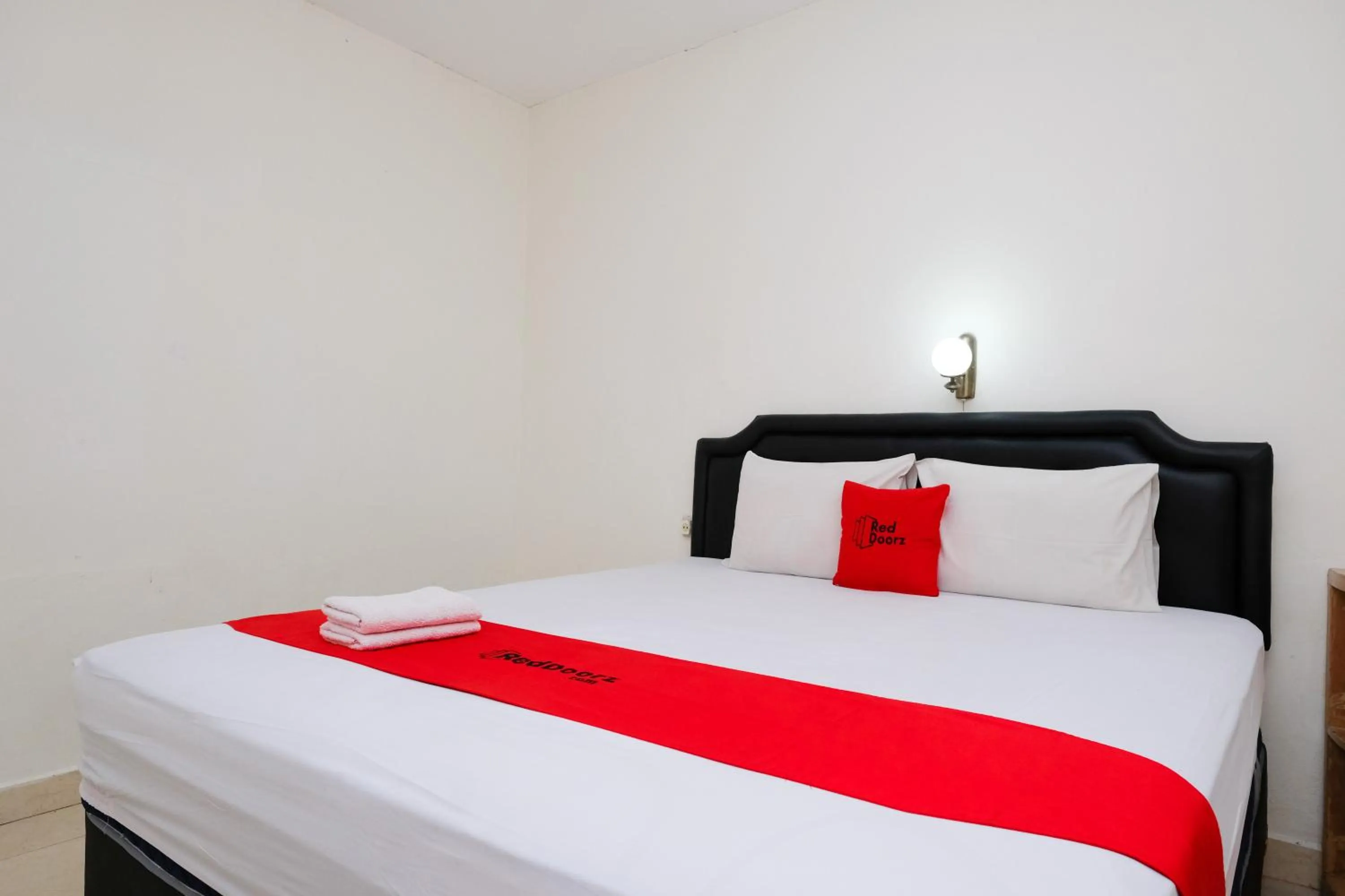 Bedroom, Bed in RedDoorz Syariah At Jalan Menteri Supeno