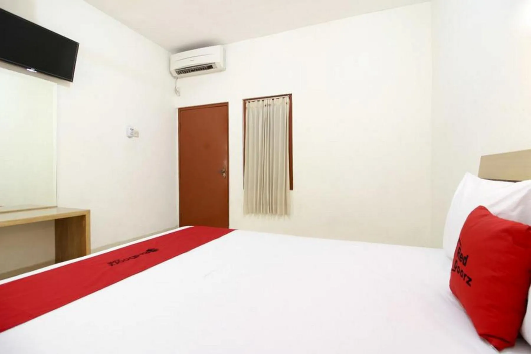 Bedroom, Bed in RedDoorz Syariah At Jalan Menteri Supeno
