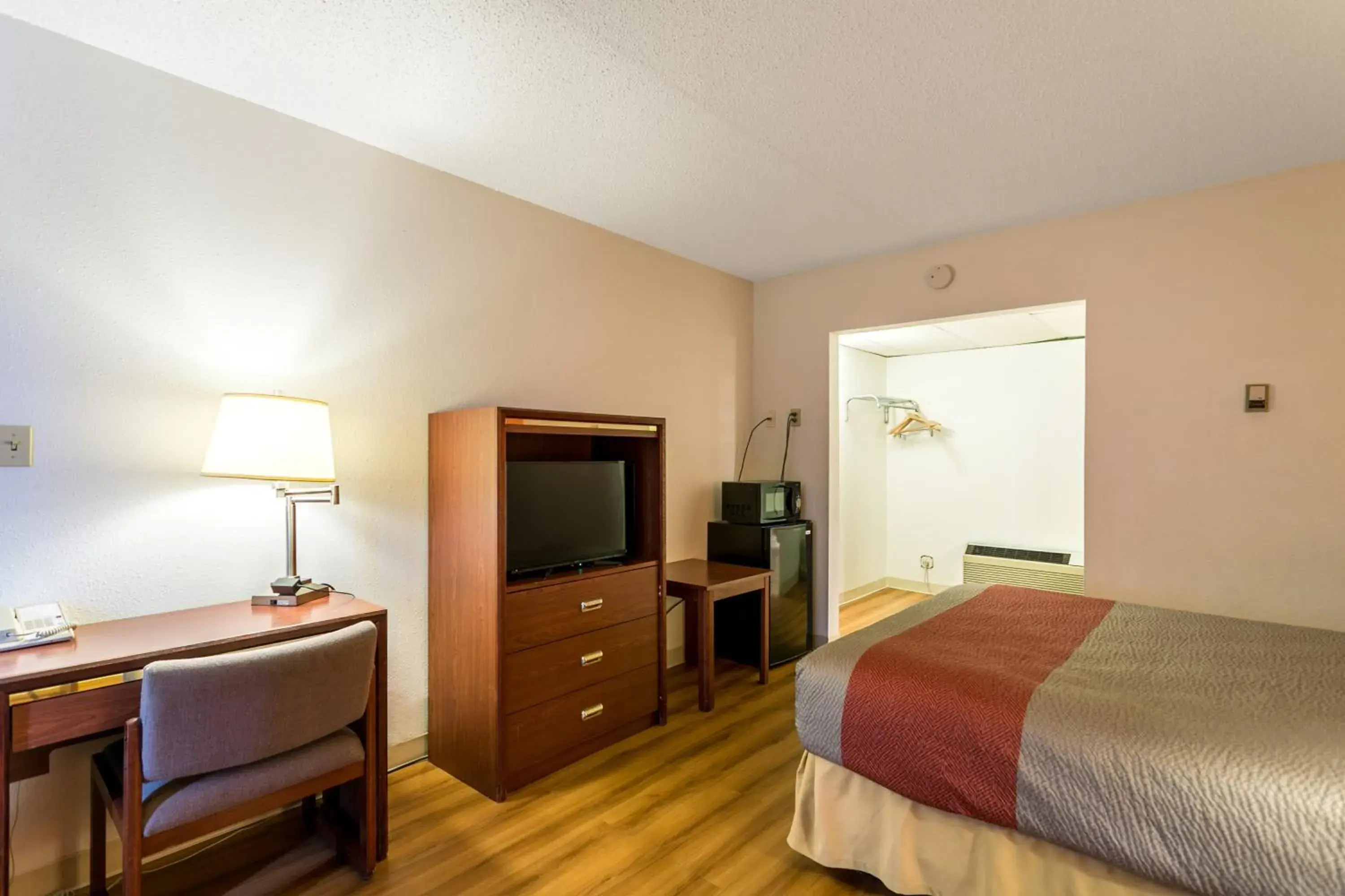 Queen Room - Disability Access - Non-Smoking in Motel 6-Butte, MT - Historic City Center Queen Room - Disability Access - Non-Smoking in Motel 6-Butte, MT - Historic City Center