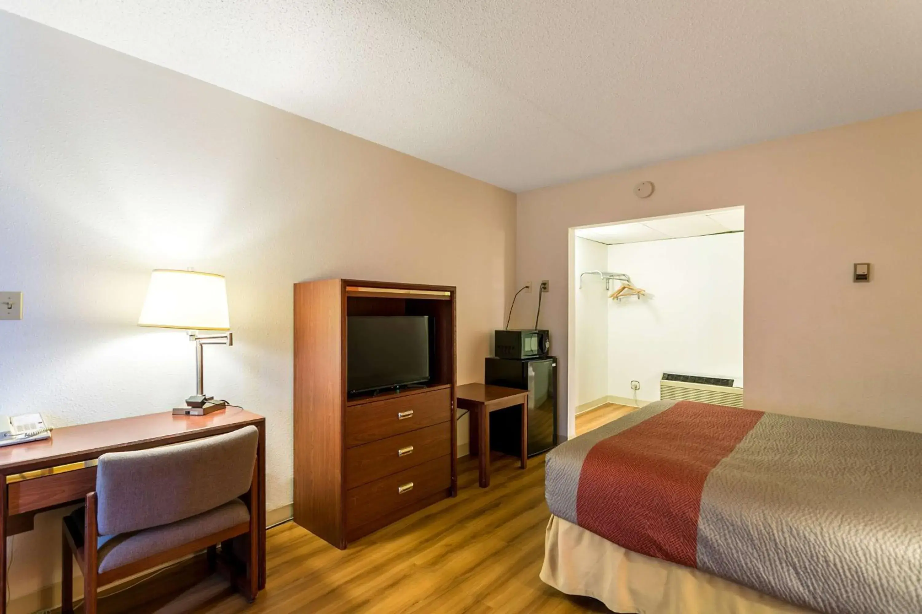 Queen Room - Disability Access - Non-Smoking in Motel 6-Butte, MT - Historic City Center Queen Room - Disability Access - Non-Smoking in Motel 6-Butte, MT - Historic City Center