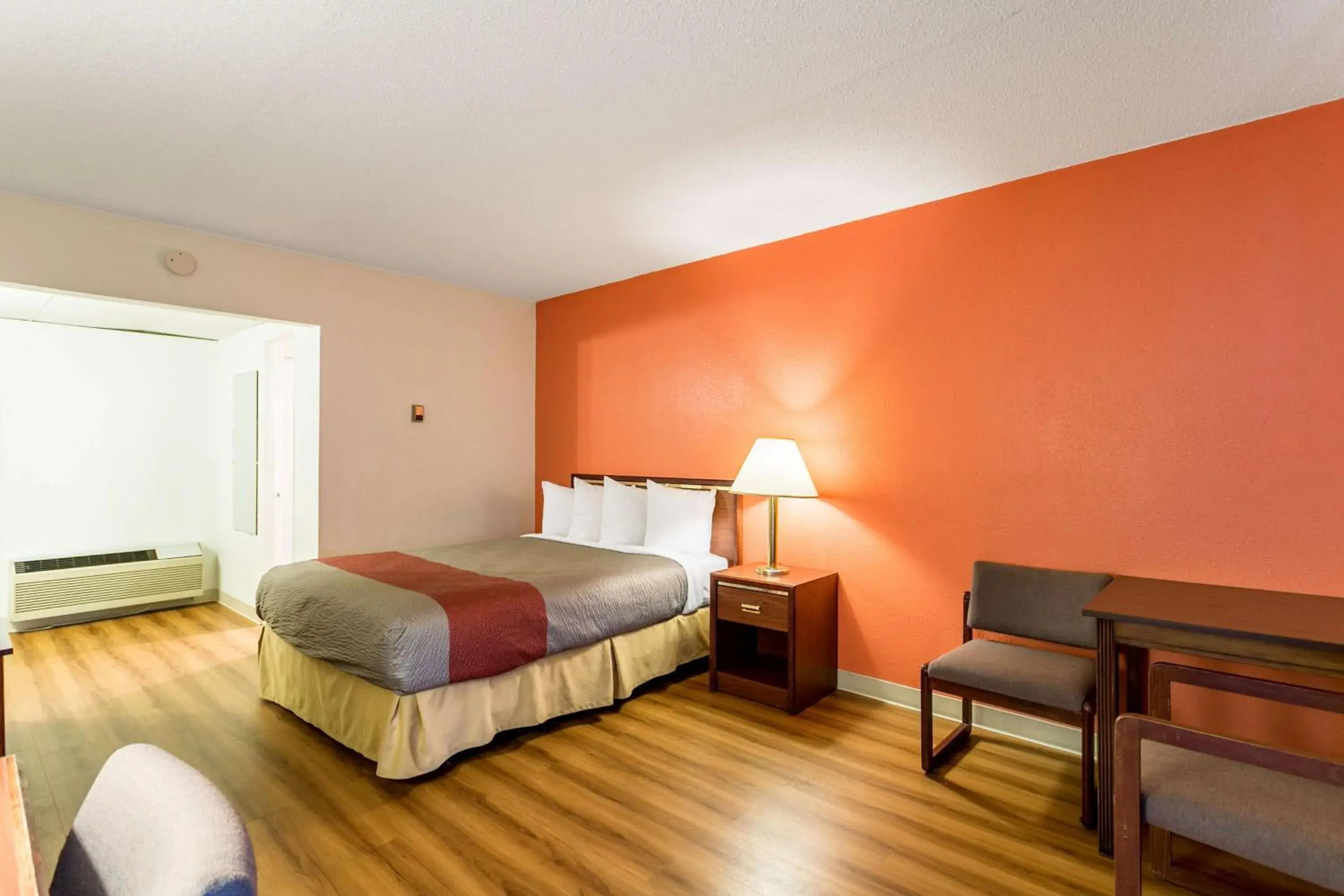 Deluxe Queen Room - Non-Smoking in Motel 6-Butte, MT - Historic City Center Deluxe Queen Room - Non-Smoking in Motel 6-Butte, MT - Historic City Center