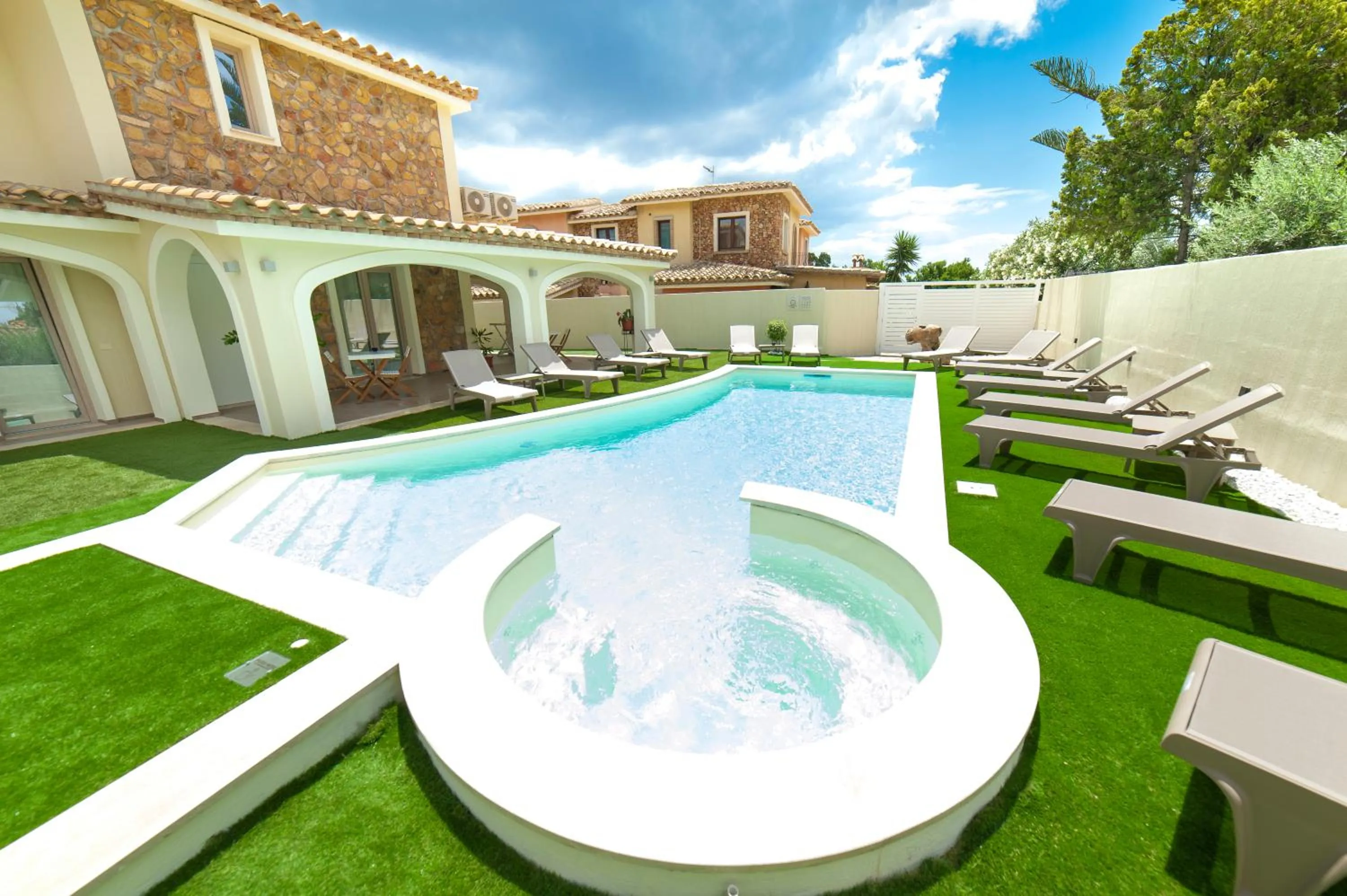 Swimming pool in Suimi's Hotel