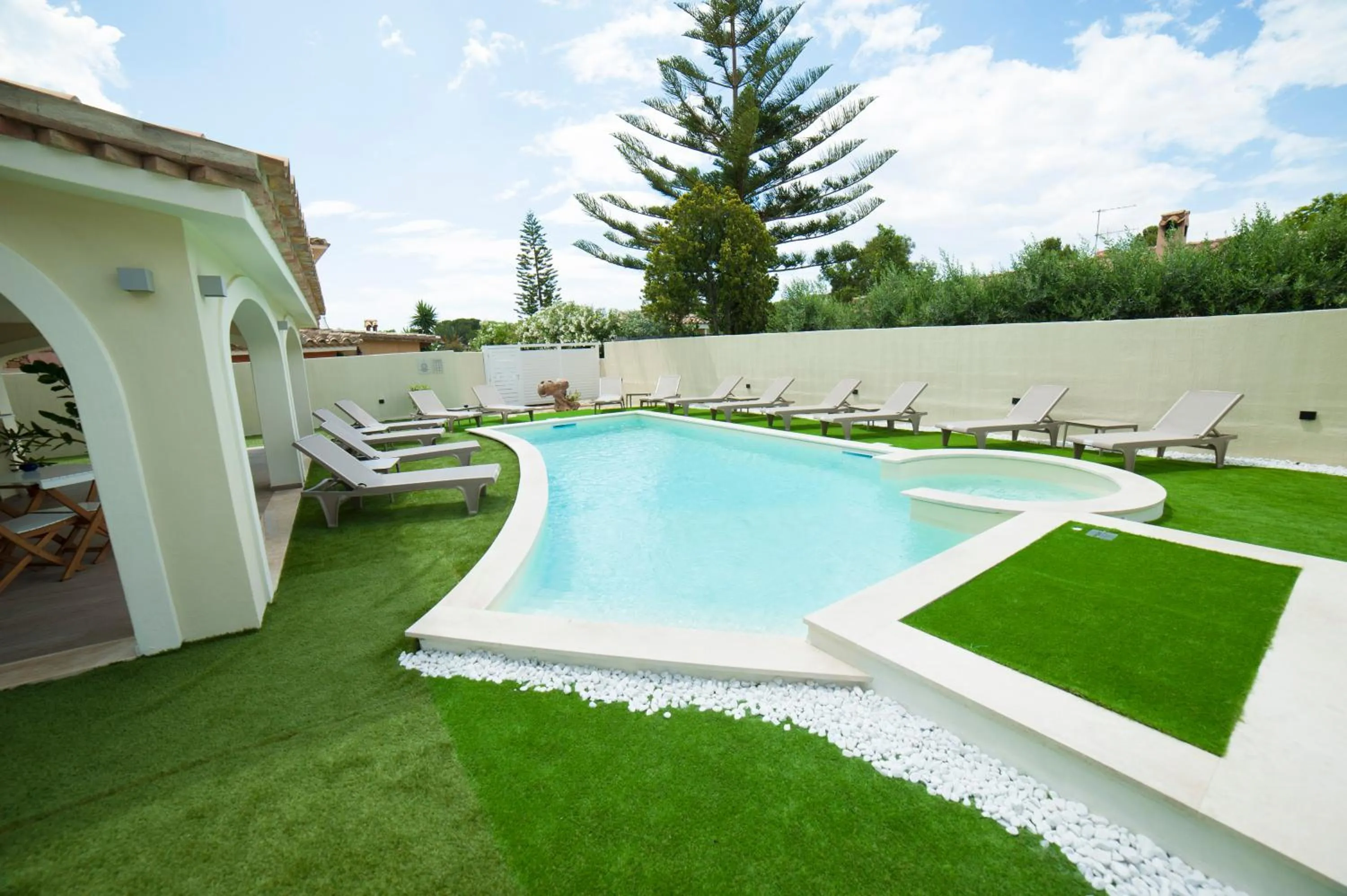 Swimming pool in Suimi's Hotel