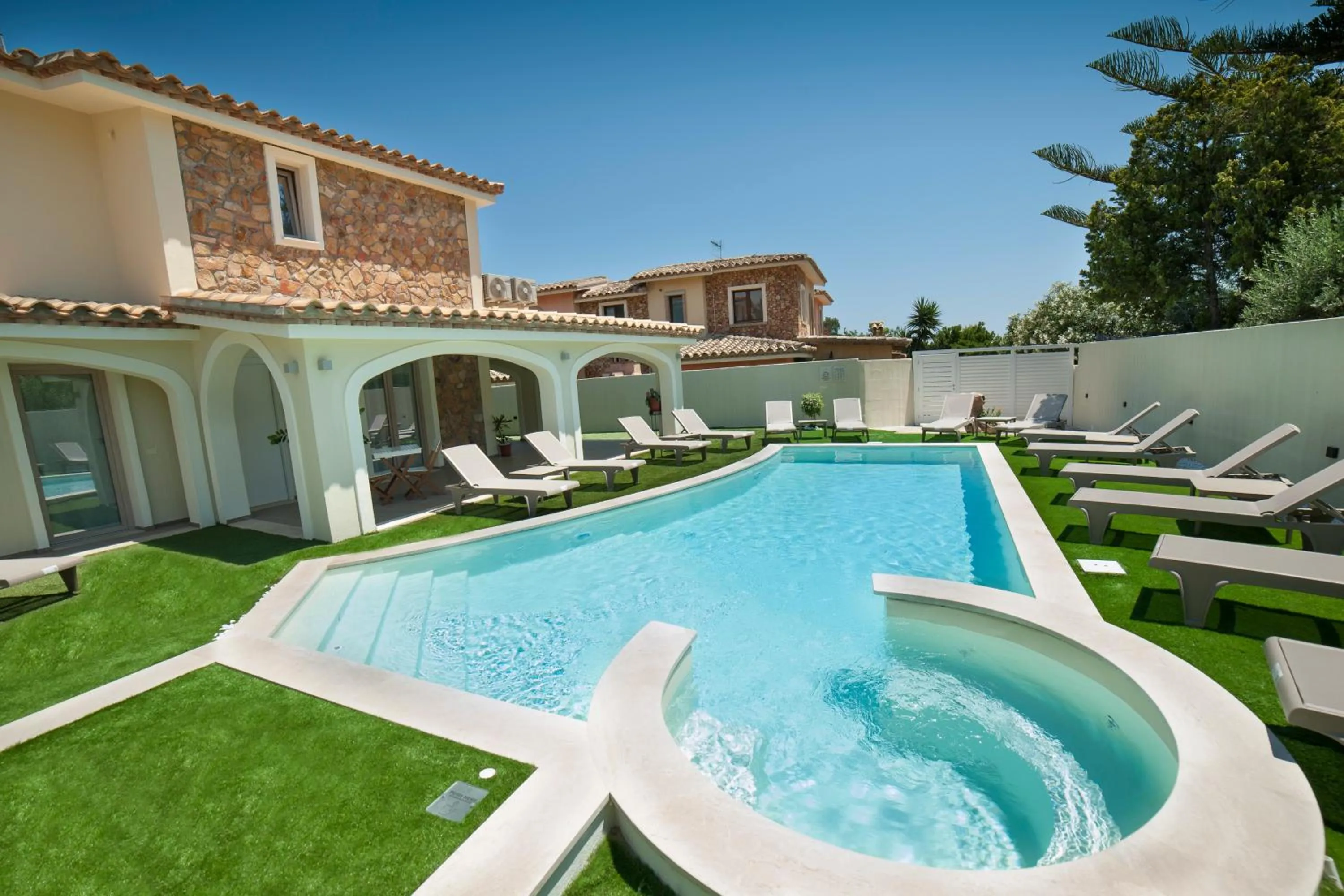 Swimming pool in Suimi's Hotel