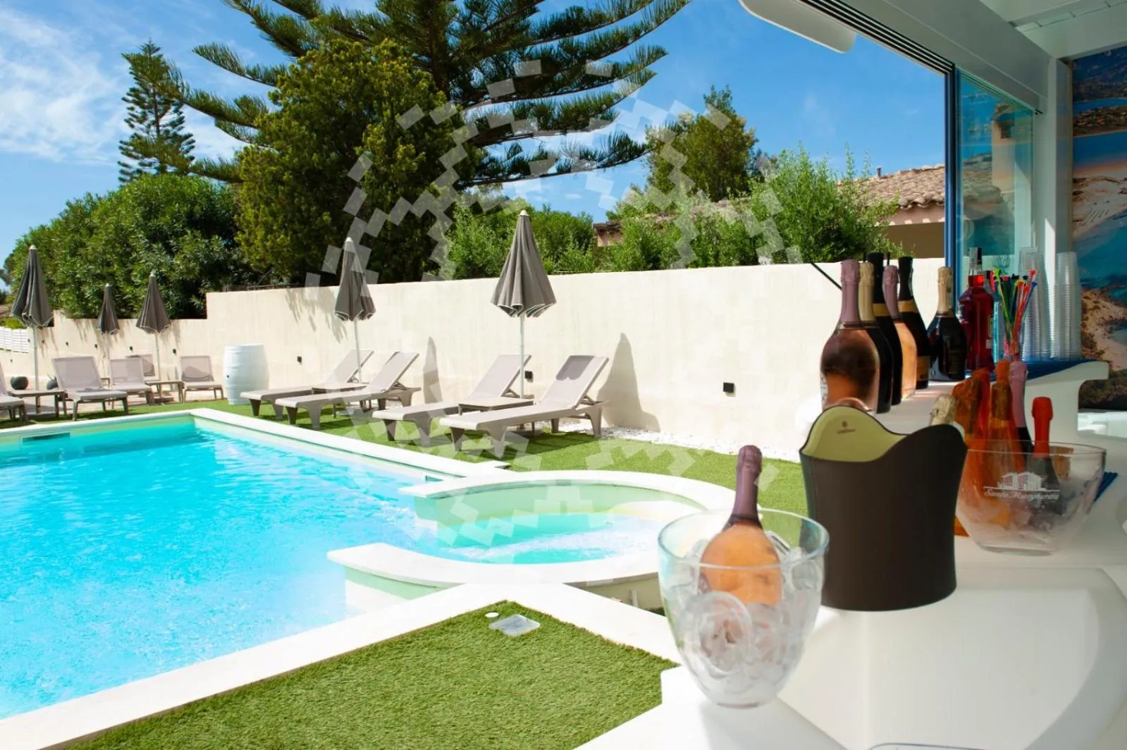 Swimming pool in Suimi's Hotel