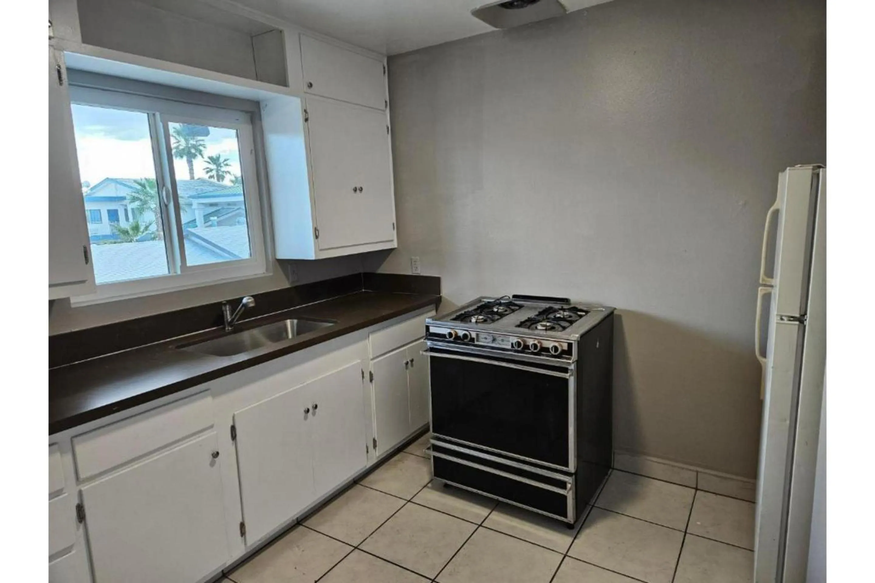 Kitchen or kitchenette in Hotel Ridgecrest An Extended Stay Studio