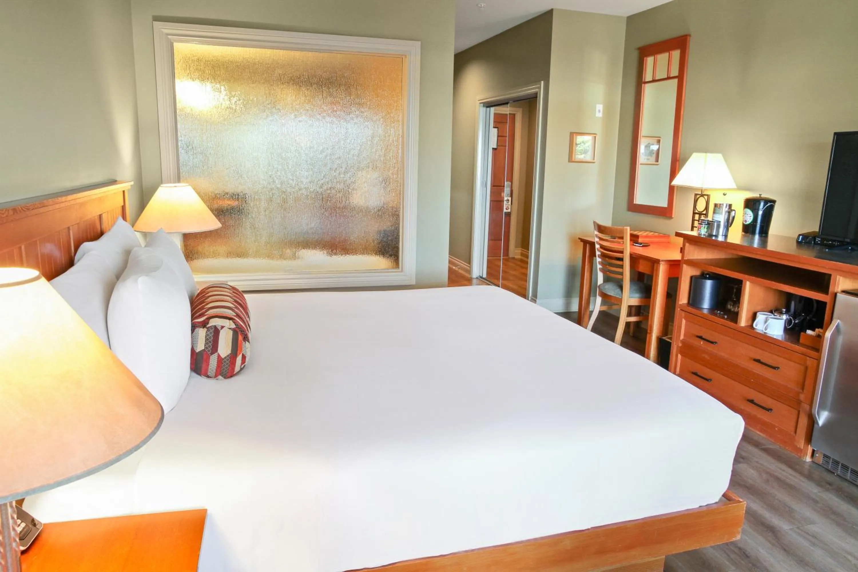 Bedroom, Bed in Long Beach Lodge Resort