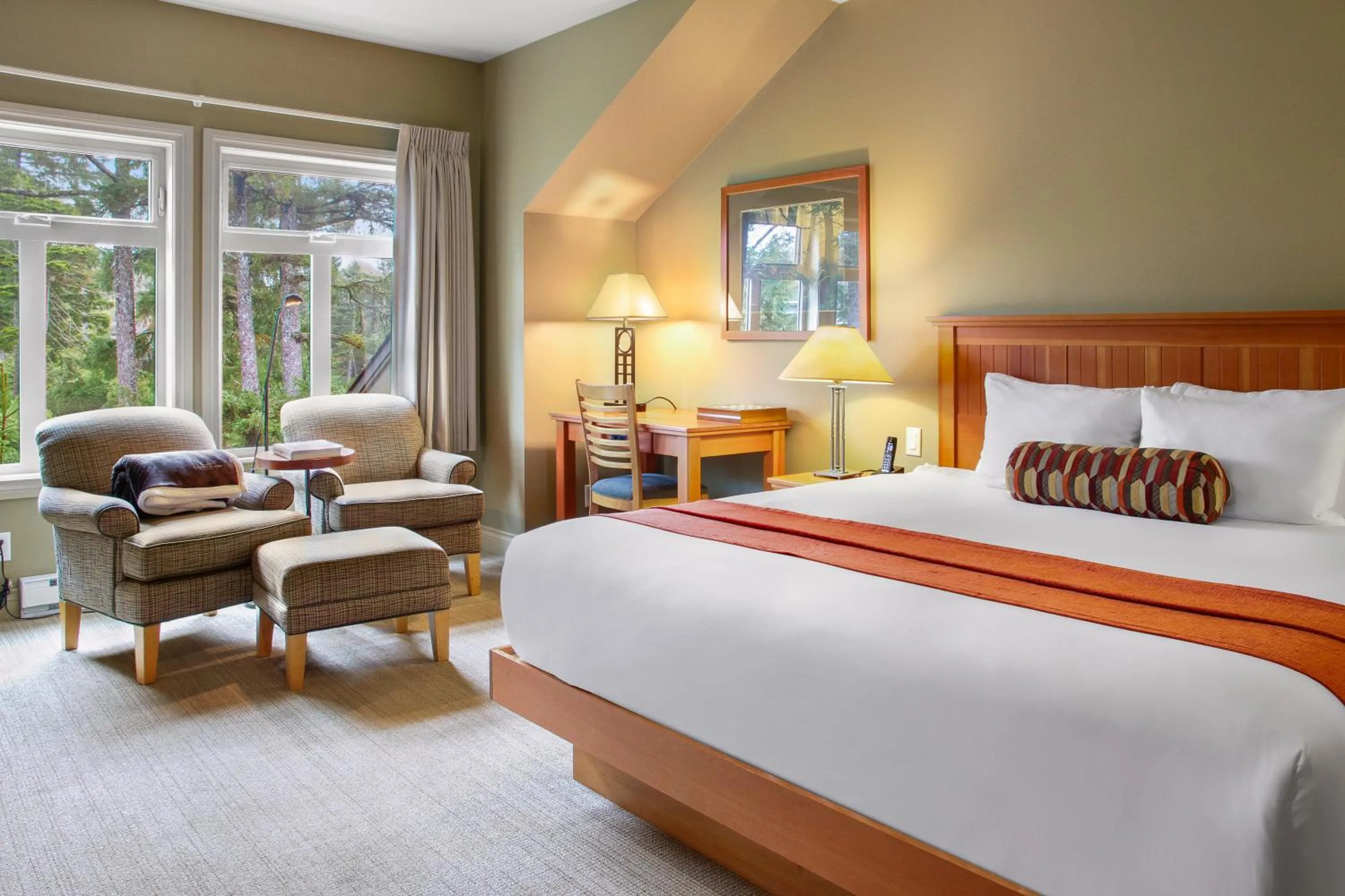 Seating area, Bed in Long Beach Lodge Resort