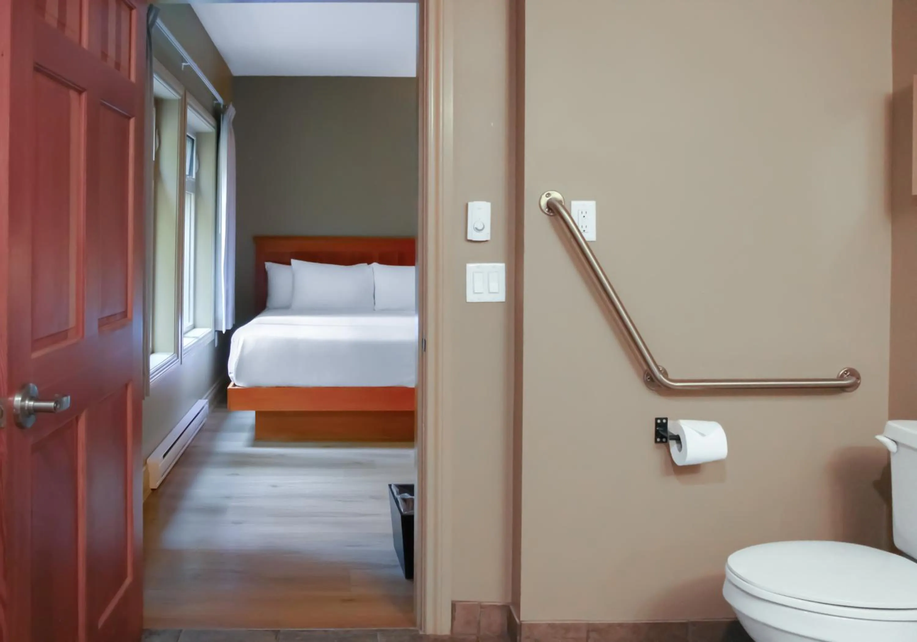 acessibility, Bed in Long Beach Lodge Resort