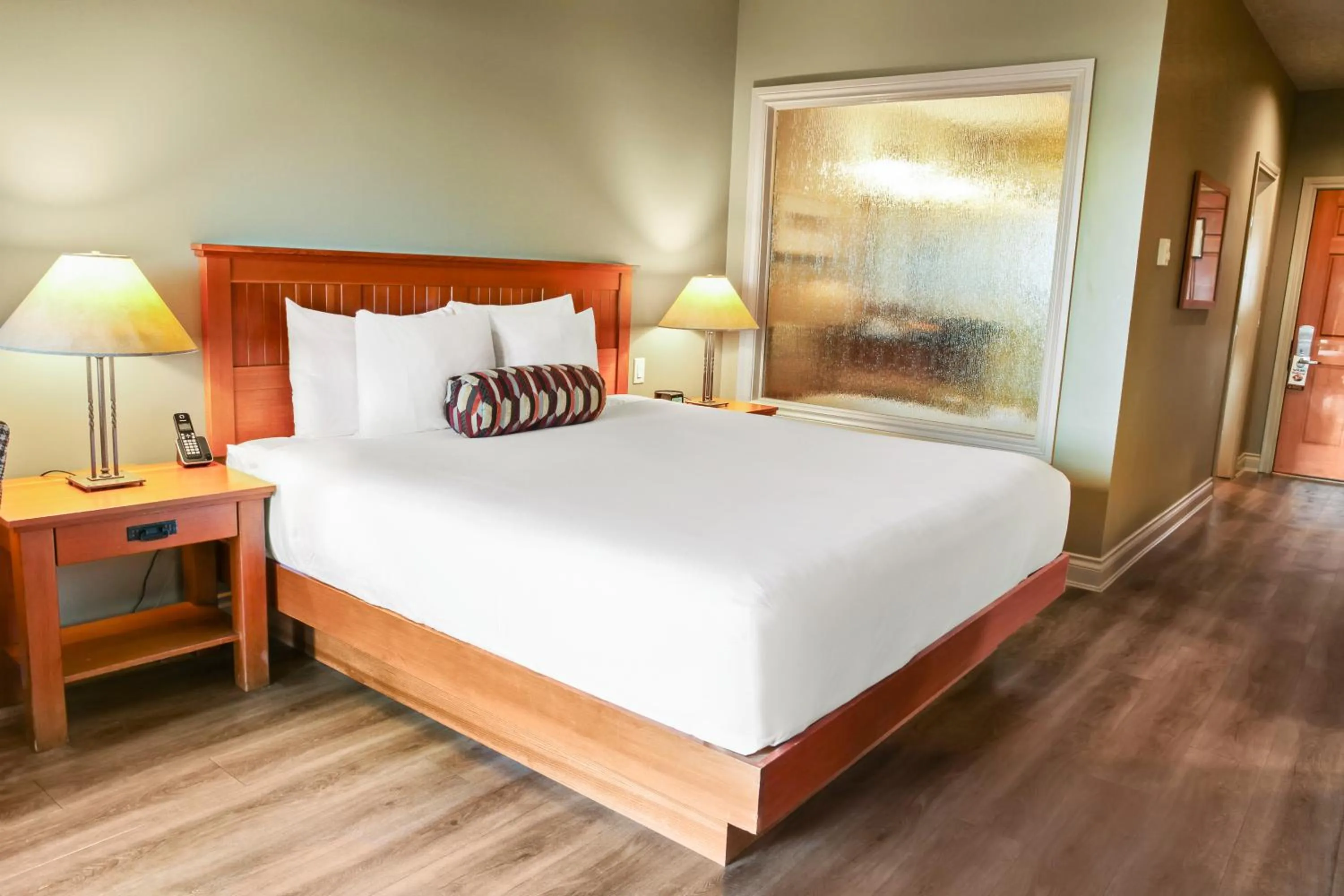 Bedroom, Bed in Long Beach Lodge Resort